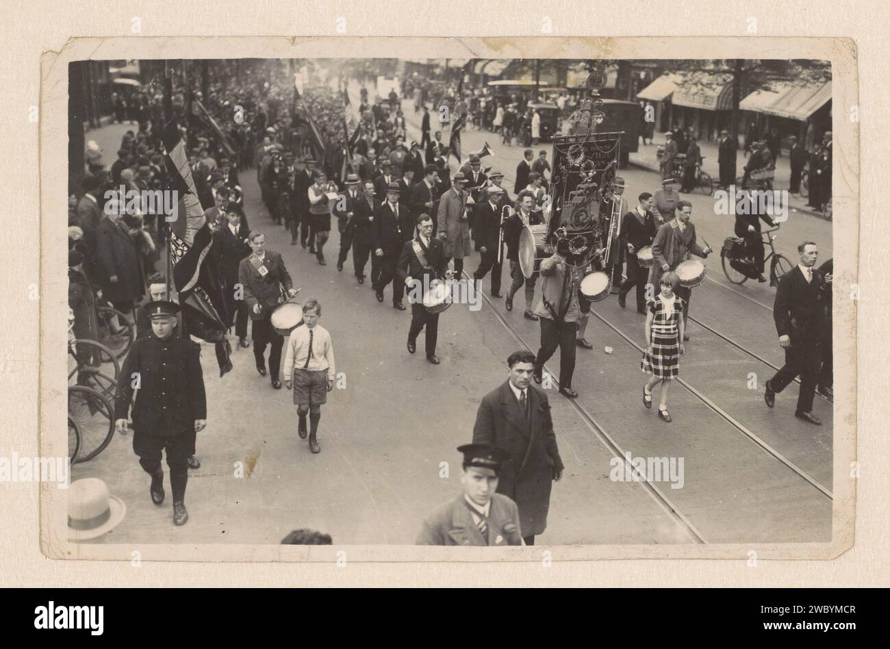 Harmonie 'Art and Battle' nella Bilderdijkstraat, sulla strada per IJsclub, W. Fortuin, 1930 fotografa Amsterdam carta gelatina argento stampa più di un musicista con strumento. via Bilderdijkstraat Foto Stock
