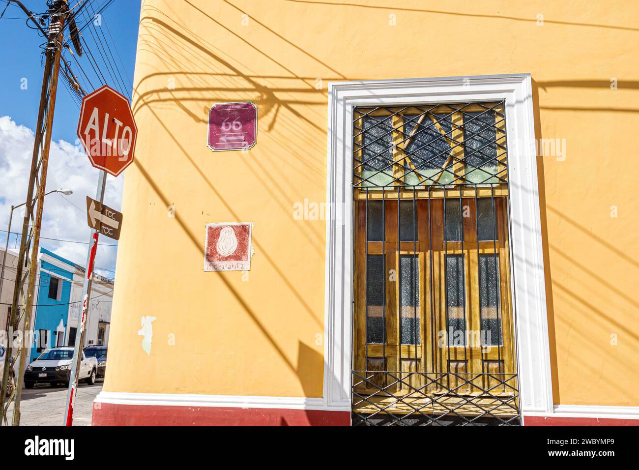 Merida Mexico, centro storico, Calle 66, segnale di stop giallo, architettura urbana, cancello di sicurezza in ferro battuto, doppia Foto Stock