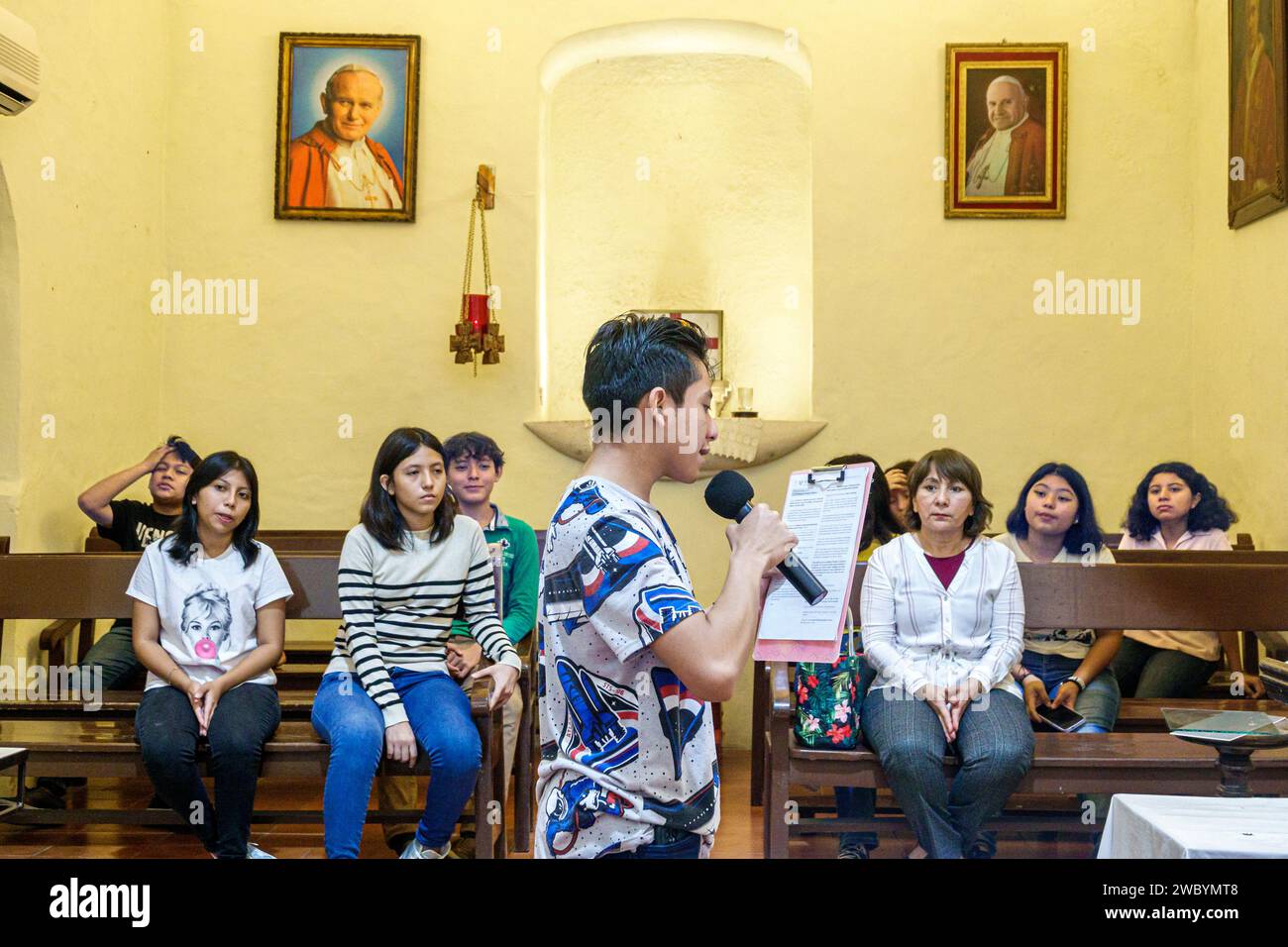 Merida Mexico, centro storico, Ermita de Santa Isabel, cappella all'interno della chiesa, adolescente adolescente, patatina fritta per la cultura giovanile Foto Stock