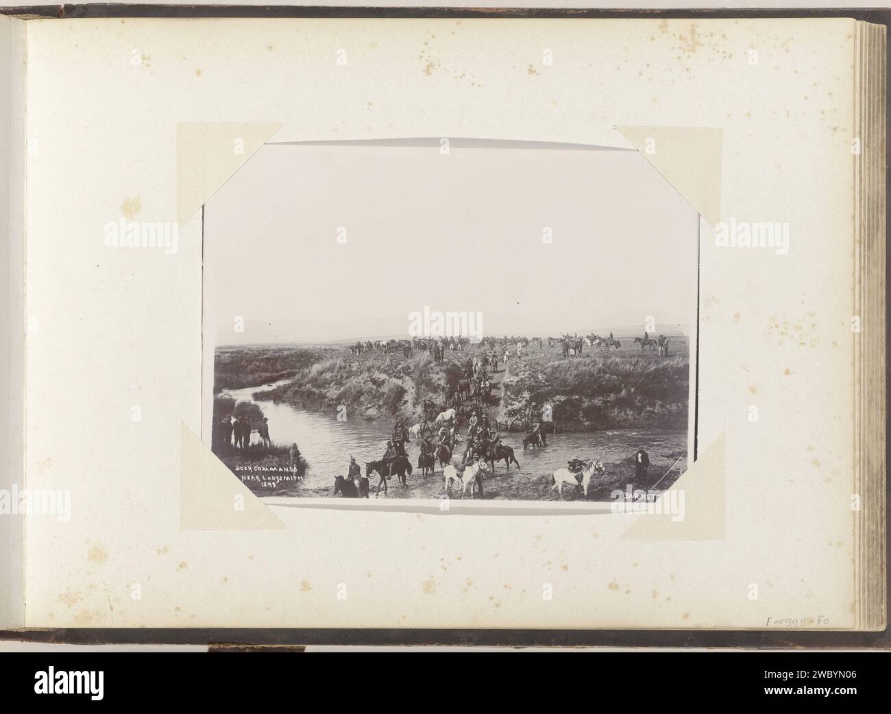 L'unità militare dei contadini a cavallo attraversa il fiume a Ladysmith, Barnett & Co., 1899 Fotografia parte dell'album con 191 foto di un viaggio in Sud Africa. Ladysmith paper. Supporto fotografico delle forze terrestri (+ cavalleria, cavalieri) Ladysmith Foto Stock