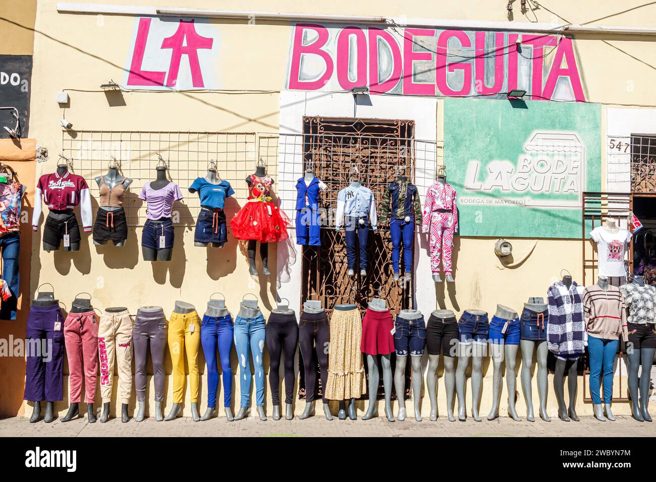 Merida Mexico, centro storico, mostra di abbigliamento femminile, pantaloni manichini, jeans top, marciapiedi esterno, edificio Foto Stock