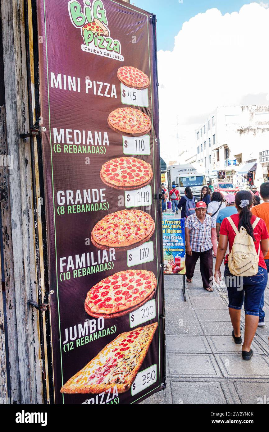 Merida Mexico, centro storico storico, cartellone con insegna, menu pizzeria, mini dimensioni medie grandi, uomini uomini uomini, donne Wo Foto Stock