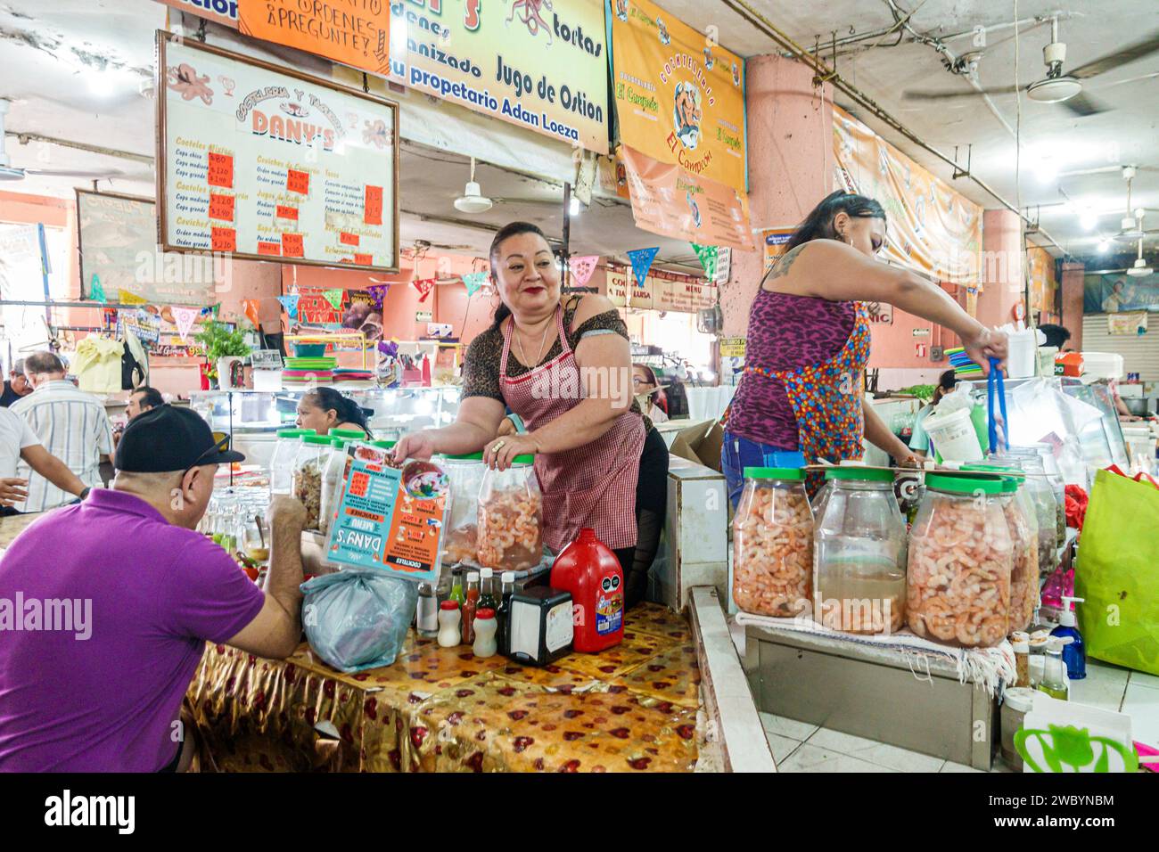 Merida Mexico, centro storico storico, bancarella di venditori di mercato, bancone per pranzo, ristorante per cena Foto Stock