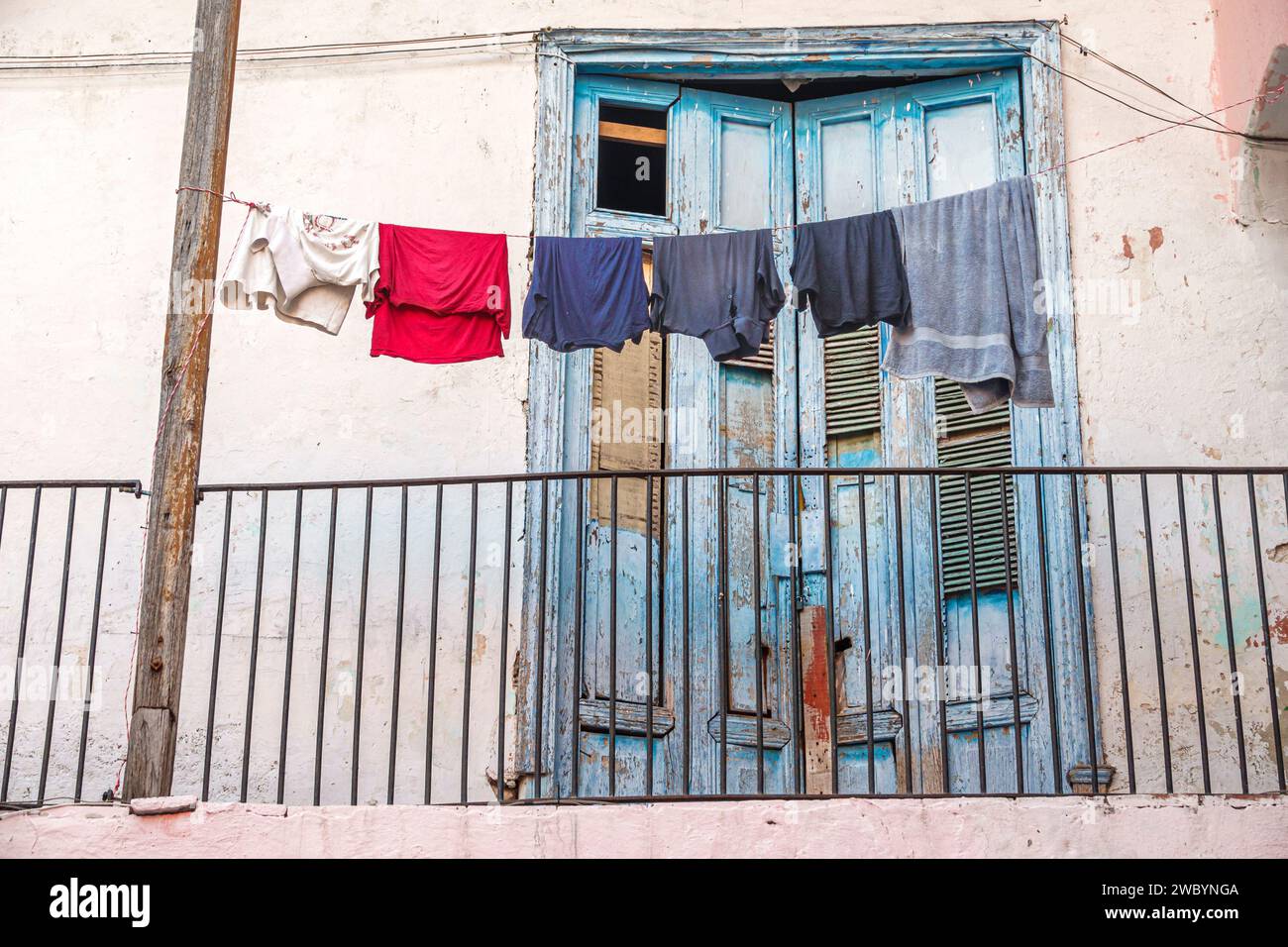 Merida Mexico, quartiere storico centrale del centro storico, balcone con linea di asciugatura per la lavanderia, esterno esterno, ingresso frontale dell'edificio Foto Stock