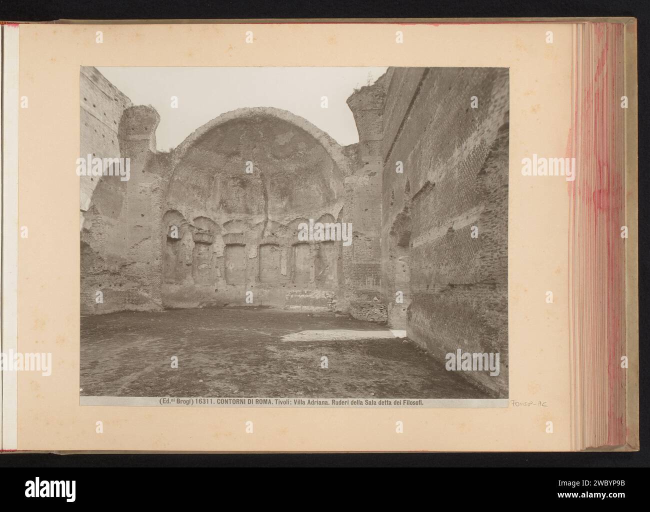 Ruines Van de Villa Adriana te Tivoli, edizione Brogi, c. 1875 - in o prima del 1907 Fotografia parte di album fotografico con registrazioni di attrazioni e opere d'arte in Italia. Tivoli supporto fotografico stampa in argento gelatina rovina di un edificio  architettura Villa Adriana Foto Stock