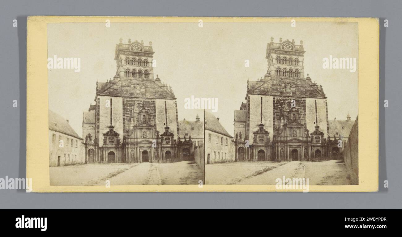 Facciata dell'Abbazia benedettina di Sint-Mattia a Treviri, Anonimo, c. 1860 - c. 1880 stereografo di Treviri cartone. Supporto fotografico facciata stampata da albume (di casa o edificio) Benedictijnerabdij Sint Matthias Foto Stock