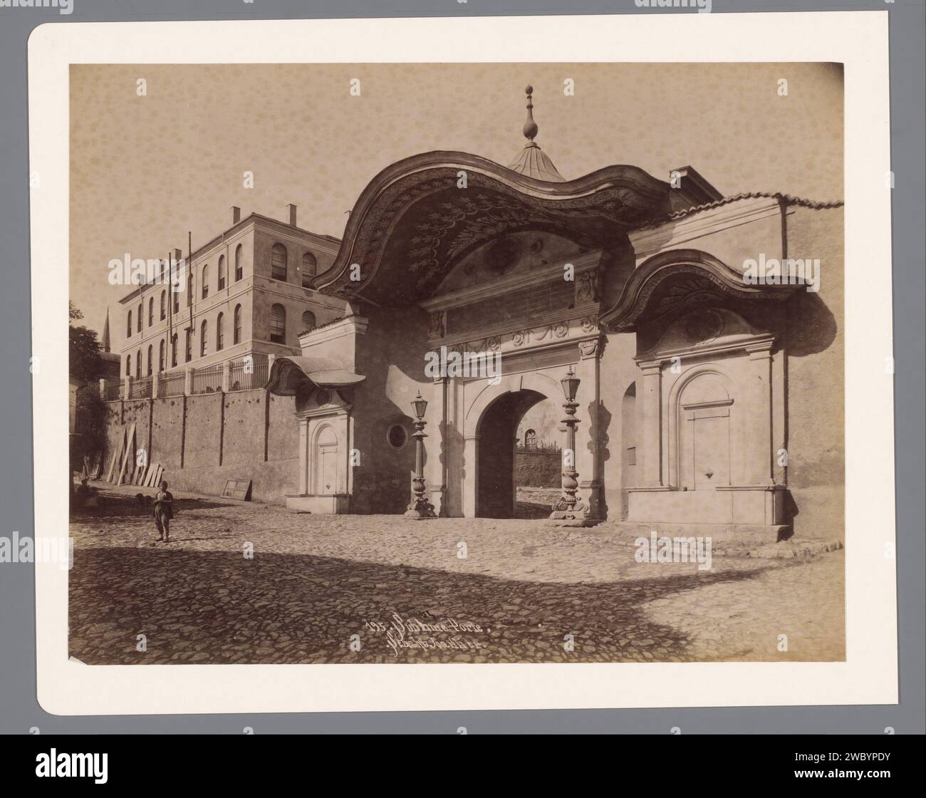 Exalted porte a Istanbul, Sébah & Joaillier, 1888 - 1900 Fotografia Istanbul paper albumen print gate, ingresso Istanbul Foto Stock