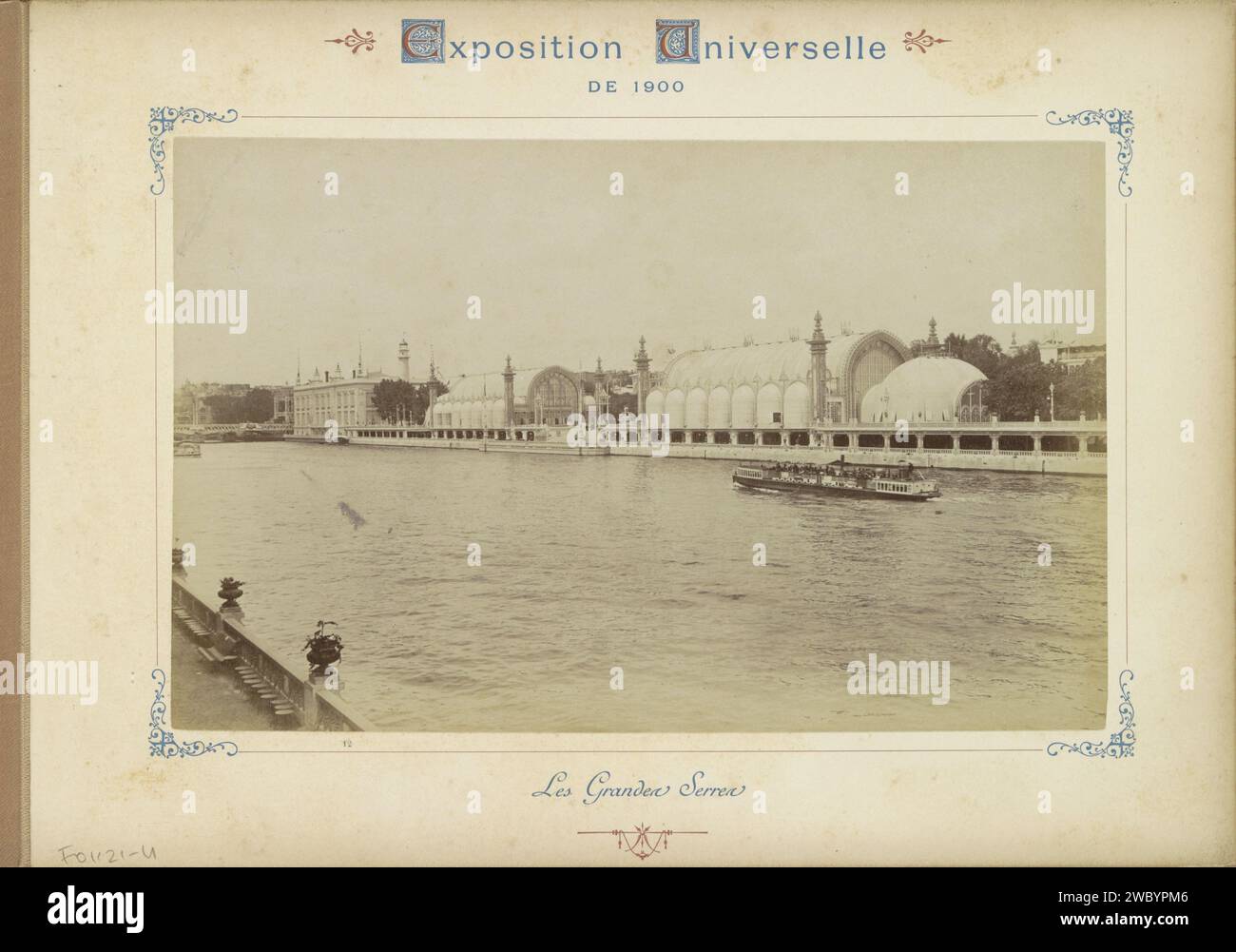 Vista delle serre del Palais de l'Horticulture lungo la Senna a Parigi, 1900 Fotografia parte dell'album fotografico con registrazioni dell'esposizione Mondiale del 1900 a Parigi. Cartone di Parigi. carta. supporto fotografico fiera mondiale stampa albumen, esposizione mondiale. palace. quay (+ city(-scape) con figure, personale). serra, orangery. nave a vapore, nave a motore Parigi. Il suo Foto Stock