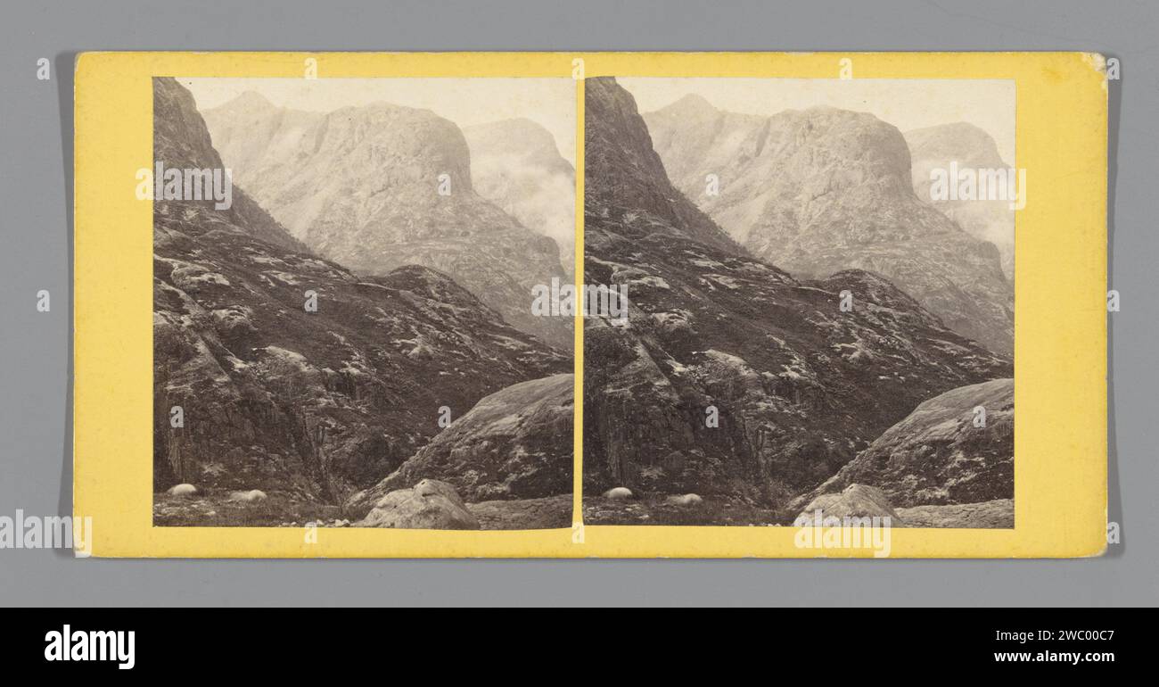 Paesaggio di Berg a Glen Coe, George Washington Wilson, c. 1850 - c. 1880 stereografo Glen Coe cardboard. Supporto fotografico stampa albume montagne Glen Coe Foto Stock
