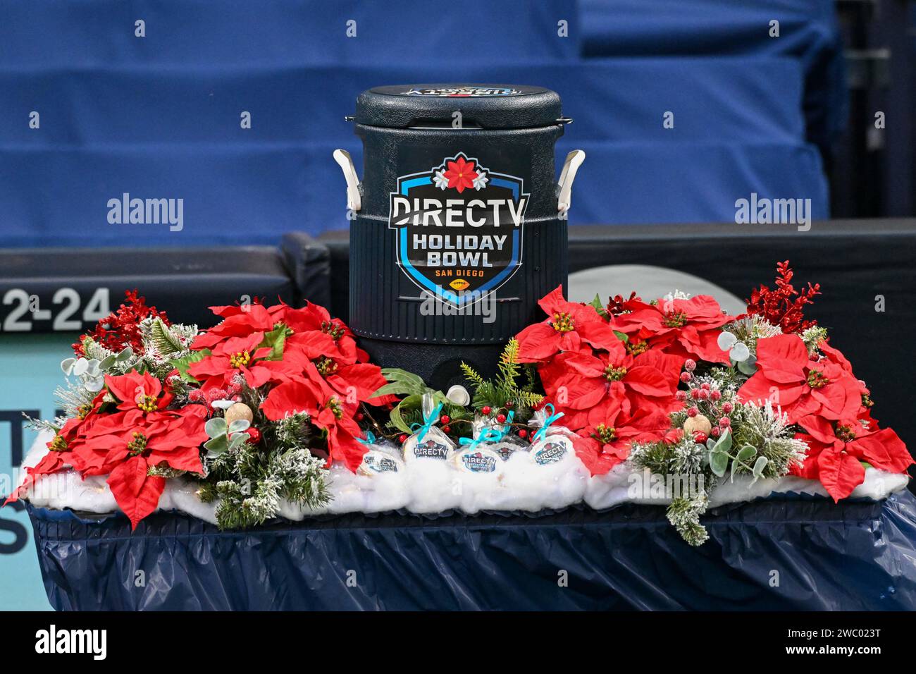 L'uovo cerimoniale DirecTV prima del DirecTV Holiday Bowl, mercoledì 27 dicembre 2023, a San Diego. Gli USC Trojans sconfissero i Louisville Cardinals 42-28. (Dylan Stewart/immagine dello sport) Foto Stock