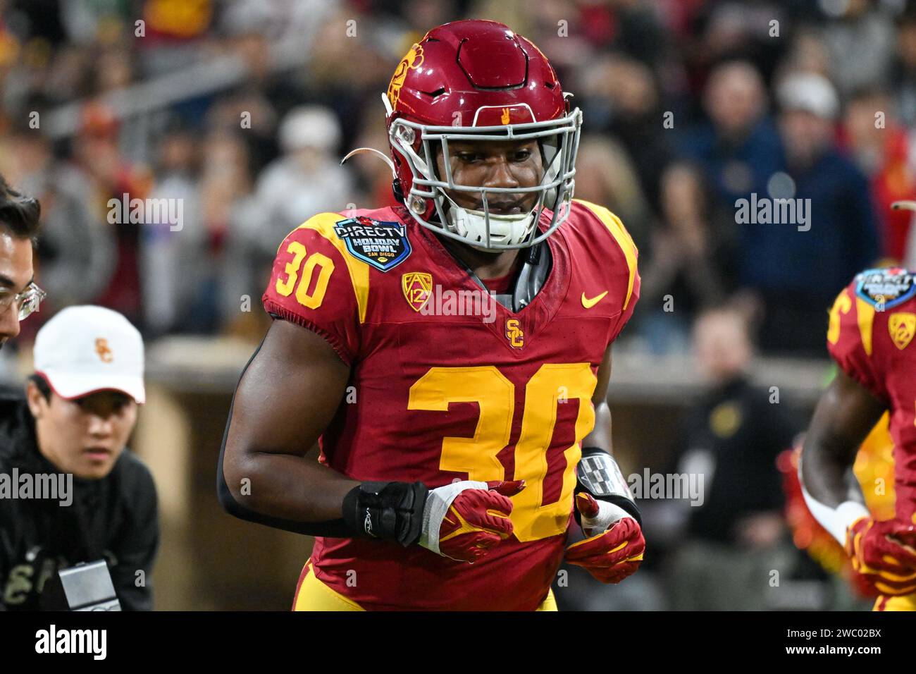 Il linebacker dei Southern California Trojans Chris Thompson Jr. (30) durante il DirecTV Holiday Bowl, mercoledì 27 dicembre 2023, a San Diego. Gli USC Trojans sconfissero i Louisville Cardinals 42-28. (Dylan Stewart/immagine dello sport) Foto Stock