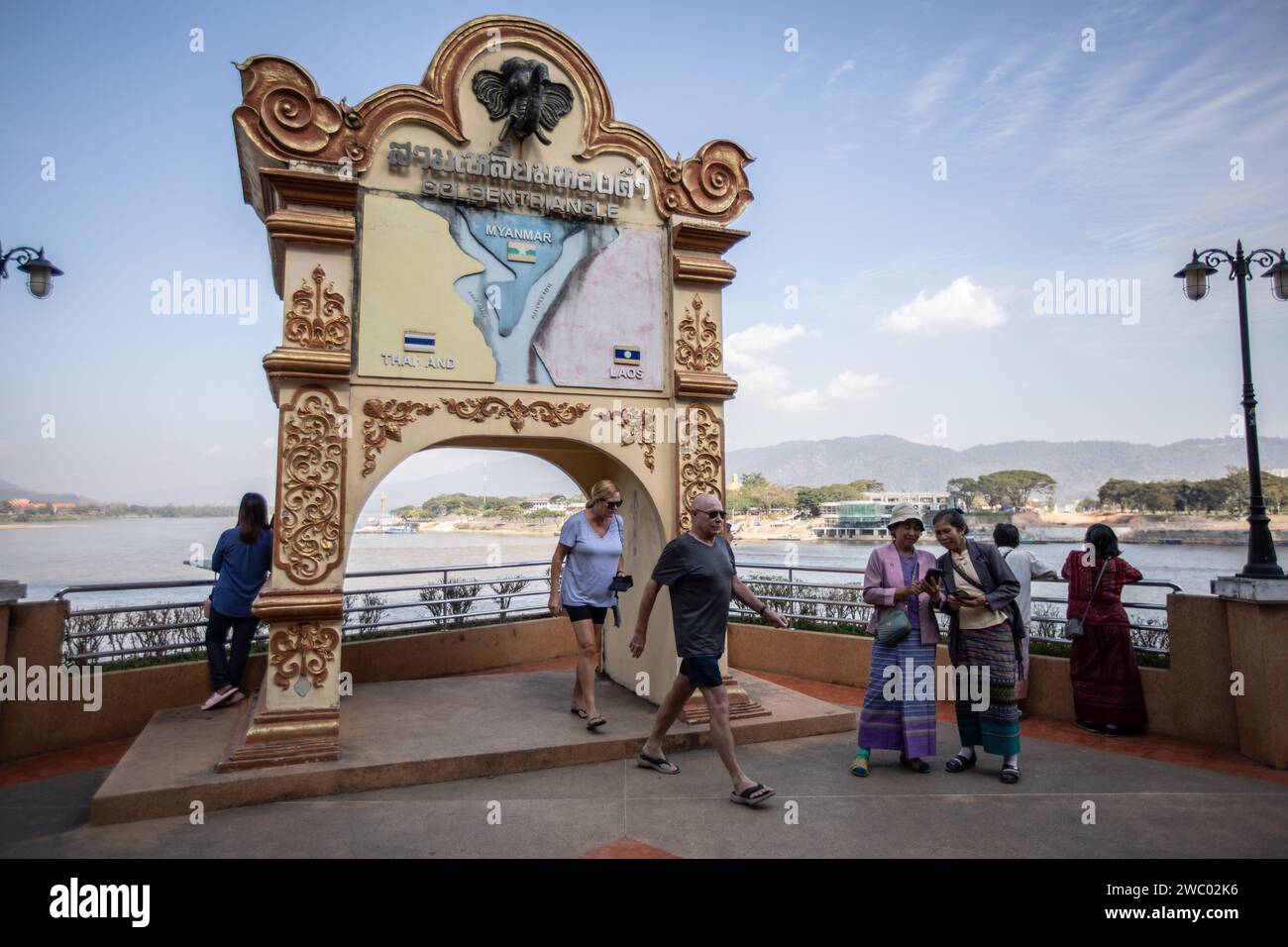 Chiang Saen, Chiang Rai, Thailandia. 9 gennaio 2024. Una vista del cancello del "Triangolo d'Oro" a Chiang Saen, che raffigura i confini dei tre paesi, Myanmar, Thailandia e Laos mentre i turisti occidentali attraversano la strada. (Immagine di credito: © Guillaume Payen/SOPA Images via ZUMA Press Wire) SOLO USO EDITORIALE! Non per USO commerciale! Foto Stock