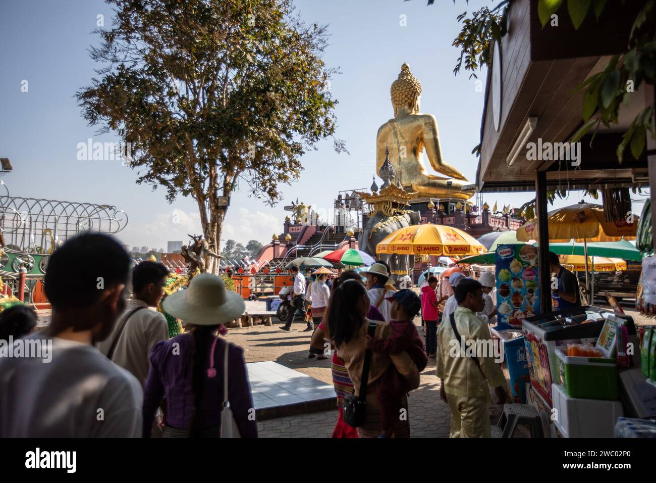 Chiang Saen, Chiang Rai, Thailandia. 9 gennaio 2024. I turisti locali camminano verso la statua del Buddha del Triangolo d'Oro a Chiang Saen. (Immagine di credito: © Guillaume Payen/SOPA Images via ZUMA Press Wire) SOLO USO EDITORIALE! Non per USO commerciale! Foto Stock