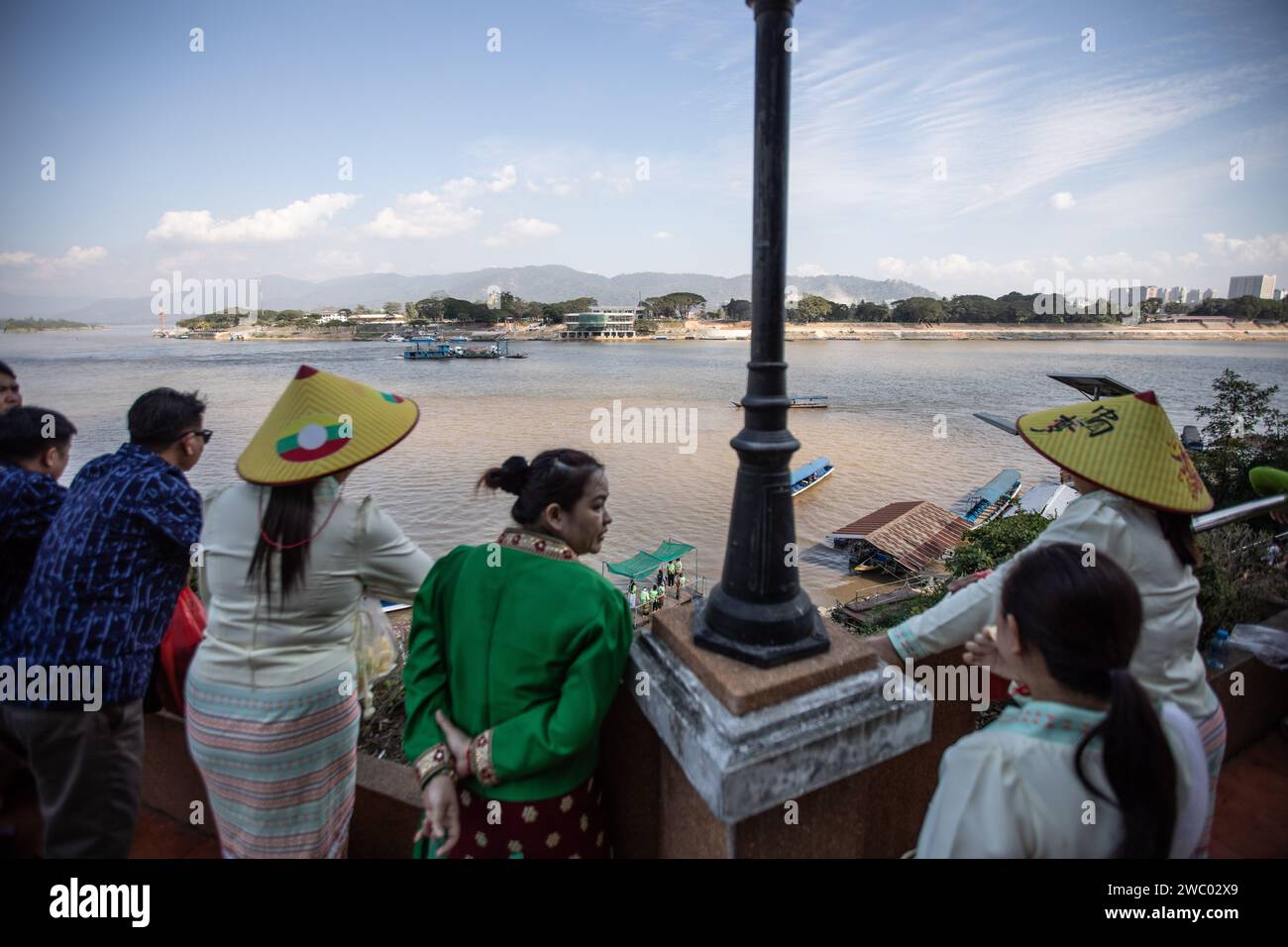 Chiang Saen, Chiang Rai, Thailandia. 9 gennaio 2024. I turisti locali guardano il lato del Laos da Chiang Saen, Thailandia. (Immagine di credito: © Guillaume Payen/SOPA Images via ZUMA Press Wire) SOLO USO EDITORIALE! Non per USO commerciale! Foto Stock