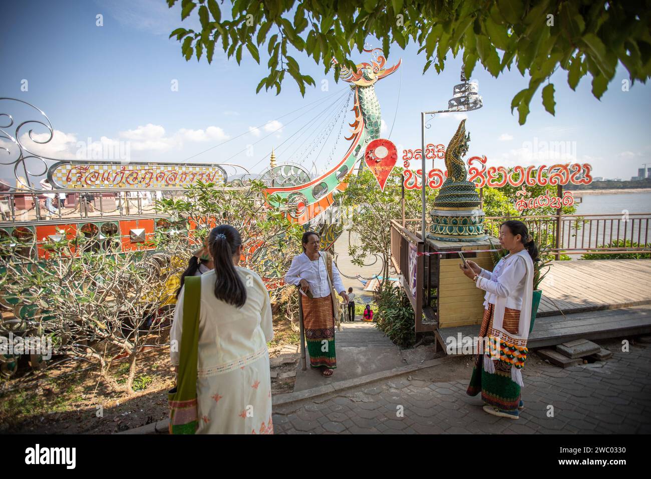 Chiang Saen, Chiang Rai, Thailandia. 9 gennaio 2024. I turisti locali parlano e scattano foto al Triangolo d'Oro di Chiang Saen. (Immagine di credito: © Guillaume Payen/SOPA Images via ZUMA Press Wire) SOLO USO EDITORIALE! Non per USO commerciale! Foto Stock