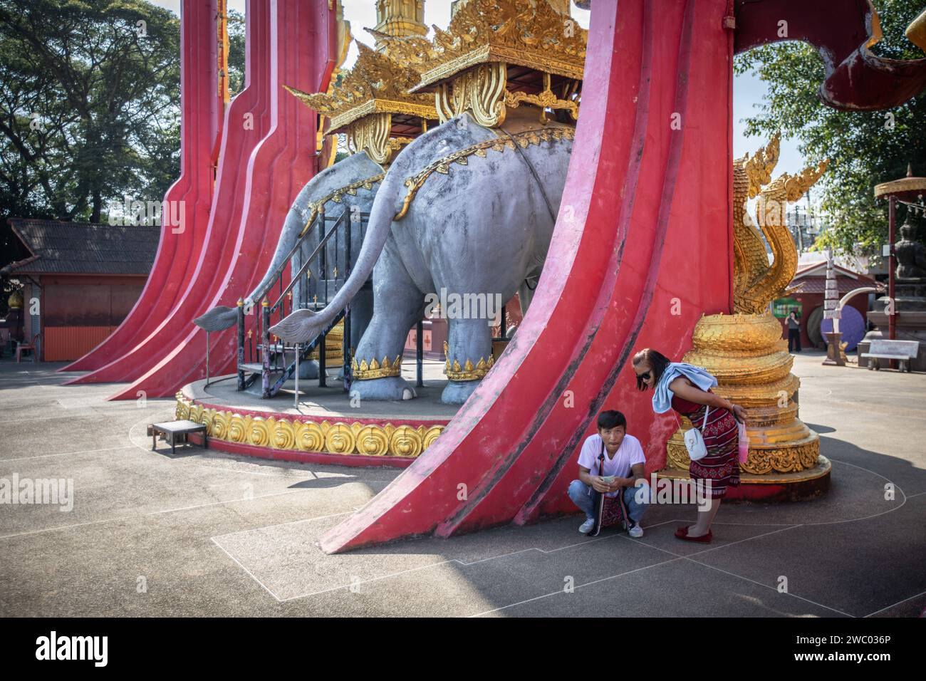 Chiang Saen, Chiang Rai, Thailandia. 9 gennaio 2024. I turisti locali si riposano all'ombra del Triangolo d'Oro a Chiang Saen. (Immagine di credito: © Guillaume Payen/SOPA Images via ZUMA Press Wire) SOLO USO EDITORIALE! Non per USO commerciale! Foto Stock