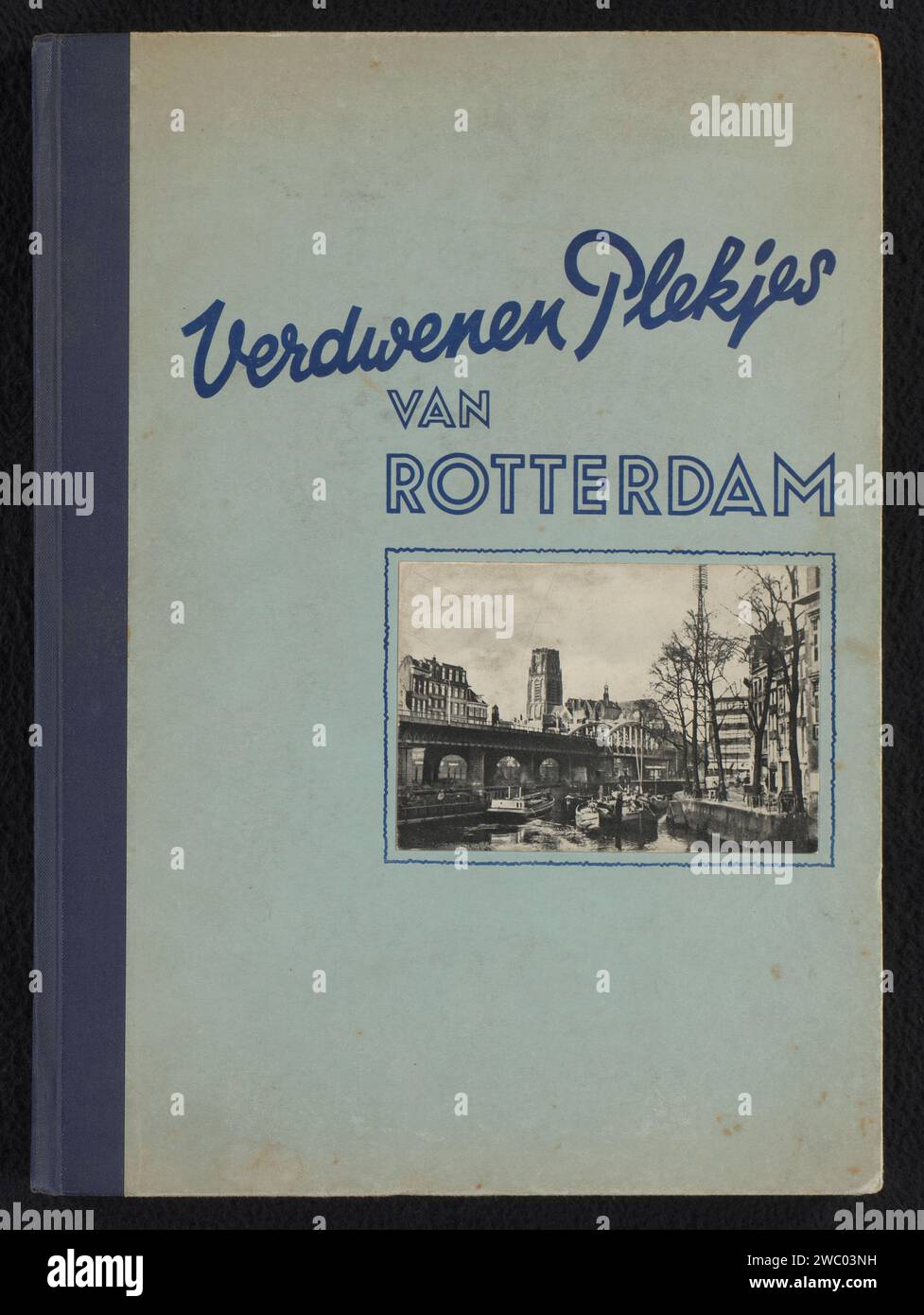 Rotterdam dopo il bombardamento del 14 maggio 1940, J. Nolte (attribuito a), 1940 album fotografico con 48 pagine per un totale di 132 foto e 6 stampe fotomeccaniche. Tutte le registrazioni sono state fatte intorno al bombardamento di Rotterdam il 14 maggio 1940 e mostrano i danni causati da questo evento in città. L'album contiene sia cartoline che foto private. Una delle stampe fotomeccaniche è bloccata sulla piastra frontale e mostra un paesaggio urbano a Rotterdam. Materiali tessili Rotterdam. cartone. carta. supporto fotografico stampa gelatina argento/collotipo strada. luogo o città devastati, in rovina (~ guerra). rovina o Foto Stock