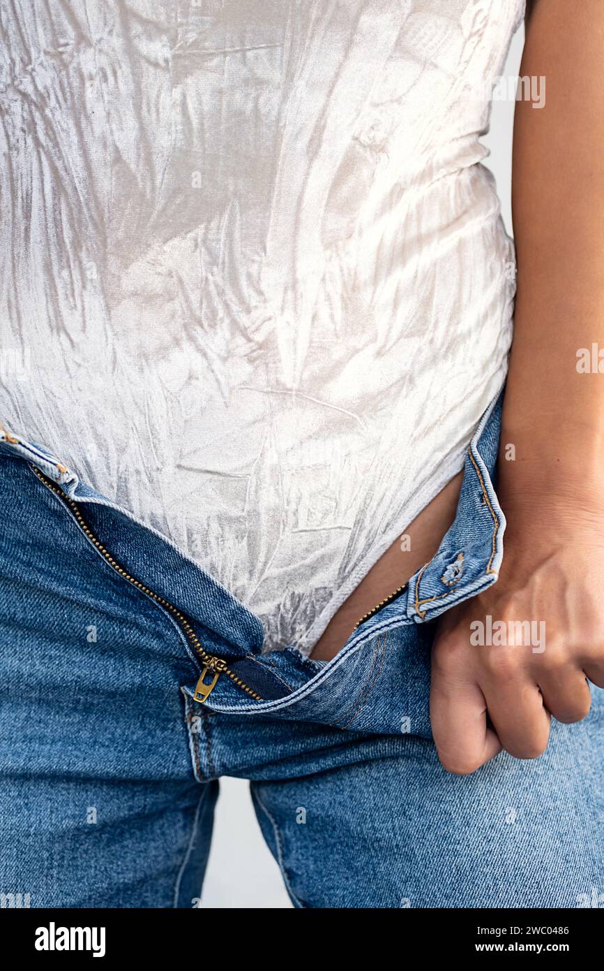 Donna che indossa il body e i jeans. Foto Stock