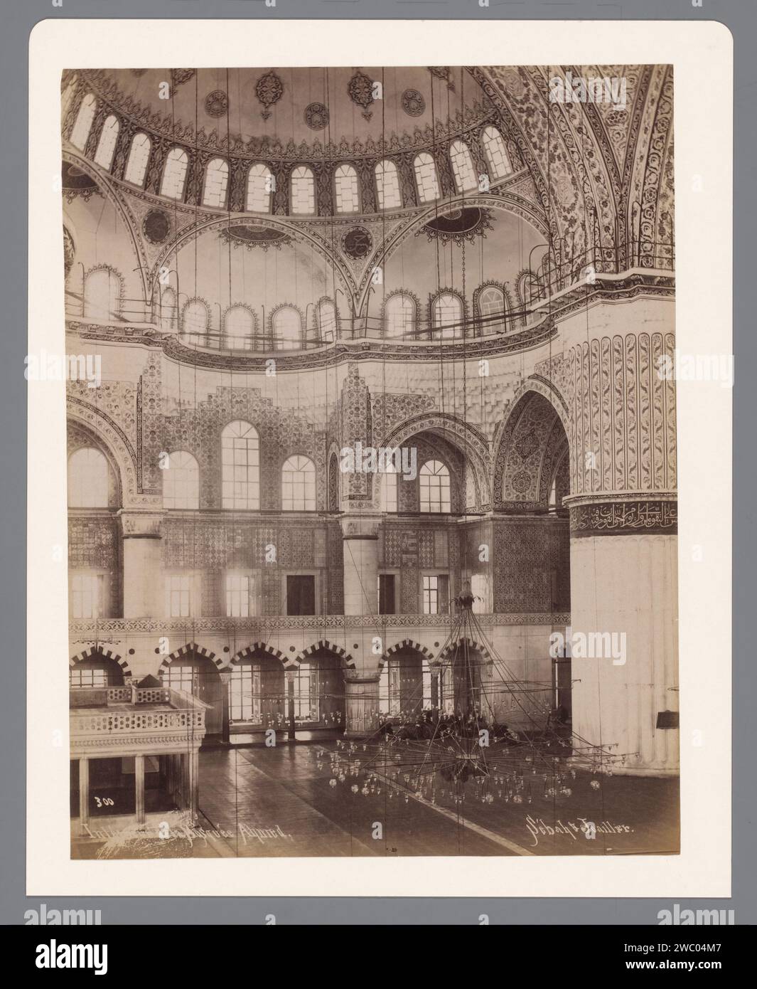 Interno del Sultano Ahmetmoskee a Istanbul, Sébah & Joaillier, 1888 - 1900 Fotografia Istanbul albumen stampa tempio, santuario  Islam, Mohammedanismo Sultan Ahmetmoskee Foto Stock