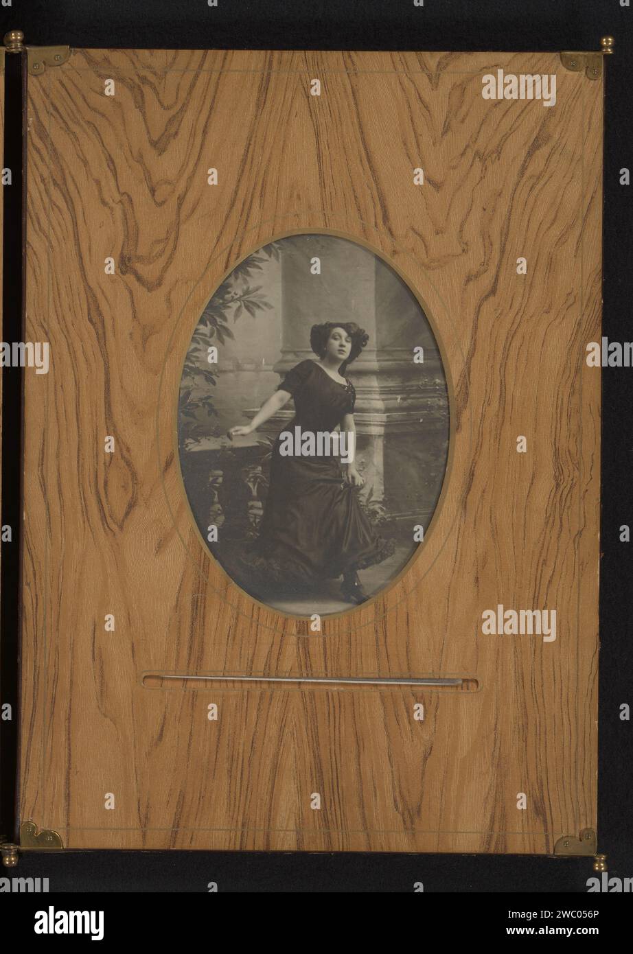 Ritratto di una donna in abito da sera, quindi studio fotografico d'arte, 1915 - 1930 fotografia. Foto cabinet questa foto fa parte di un album. Cartone di Parigi. Supporto fotografico stampa in argento gelatina persone storiche - BB - donna. vestito, abito Foto Stock