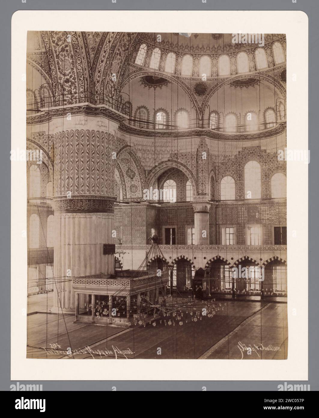 Interno del Sultano Ahmetmoskee a Istanbul, Sébah & Joaillier, 1888 - 1900 Fotografia Istanbul albumen stampa tempio, santuario  Islam, Mohammedanismo Sultan Ahmetmoskee Foto Stock