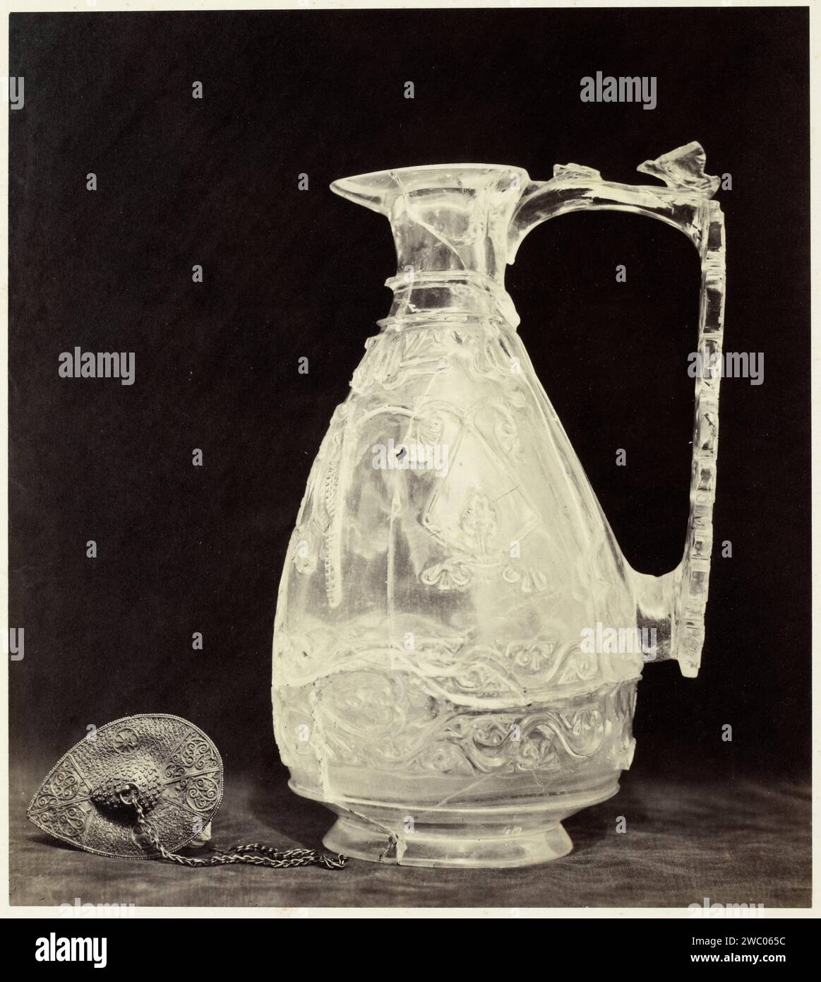 I cristalli possono andare con Metal Stop, dal Louvre, Charles Thurston Thompson, 1866 - 1890 stampa fotomeccanica Museo del Louvre contenitore di carta di vetro: Bottiglia, vaso, Museo del Louvre Foto Stock