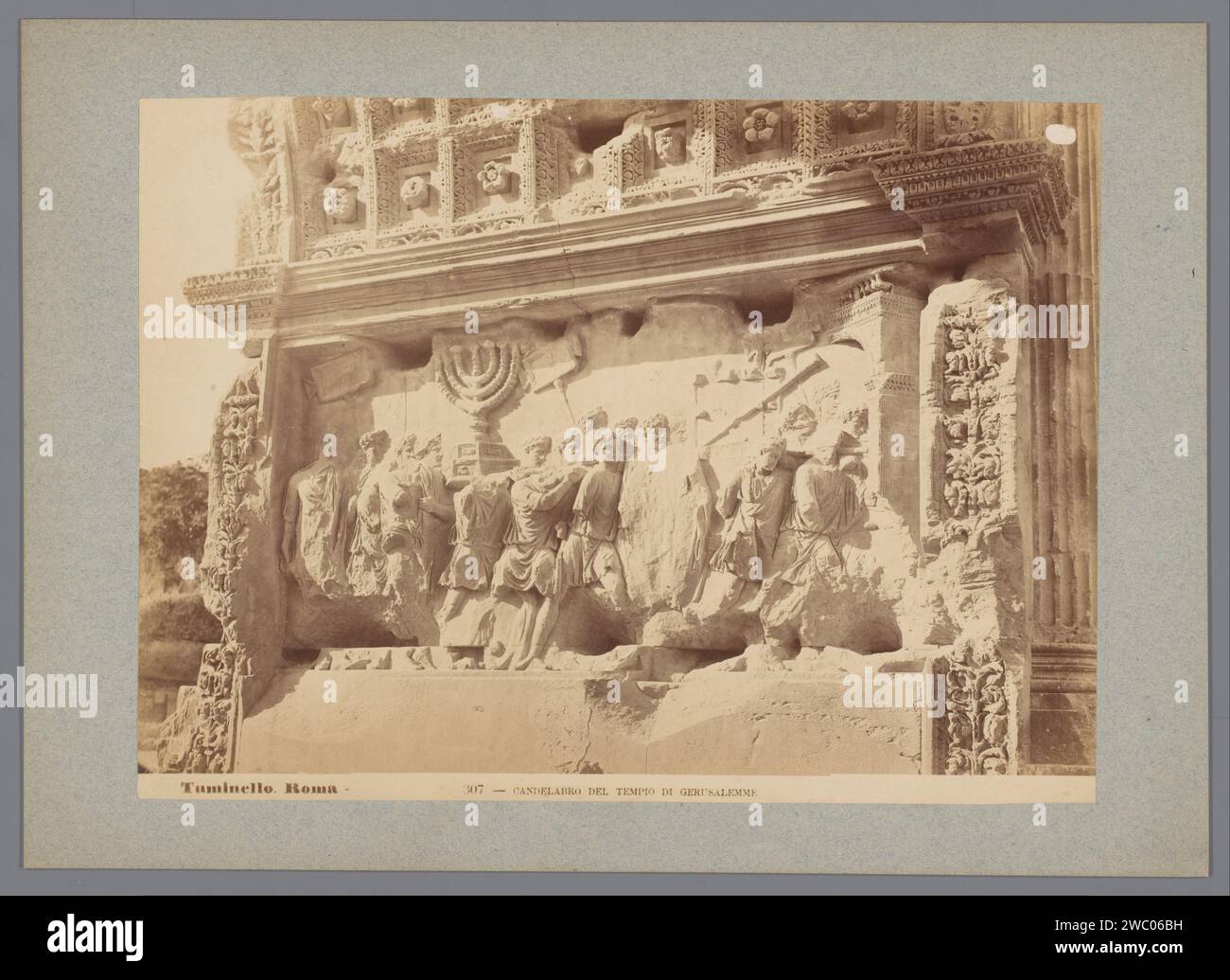 Rilievo sull'arco di Tito che rappresenta oggetti trasportati come chiatta dal tempio di Gerusalemme, Roma, Italia, Ludovico Tuminello, 1851 - 1900 Fotografia Roma cartone. Carta albume stampa arte (+ rilievo  scultura) Titus arco Foto Stock