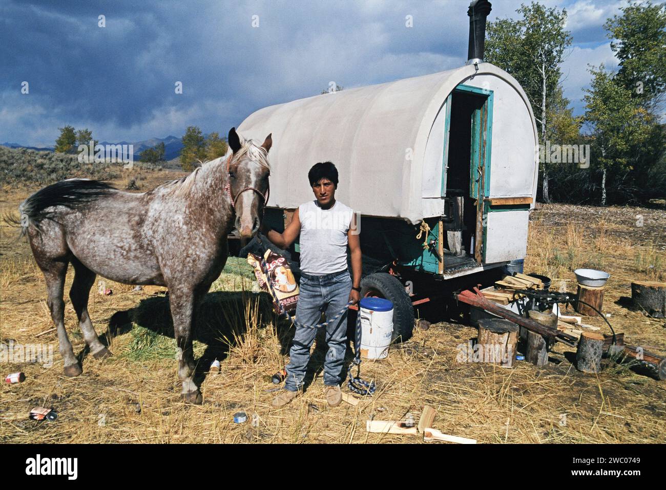 Pastore peruviano con il suo cavallo in piedi fuori dal suo carro delle pecore nella contea di Blaine, Idaho Foto Stock