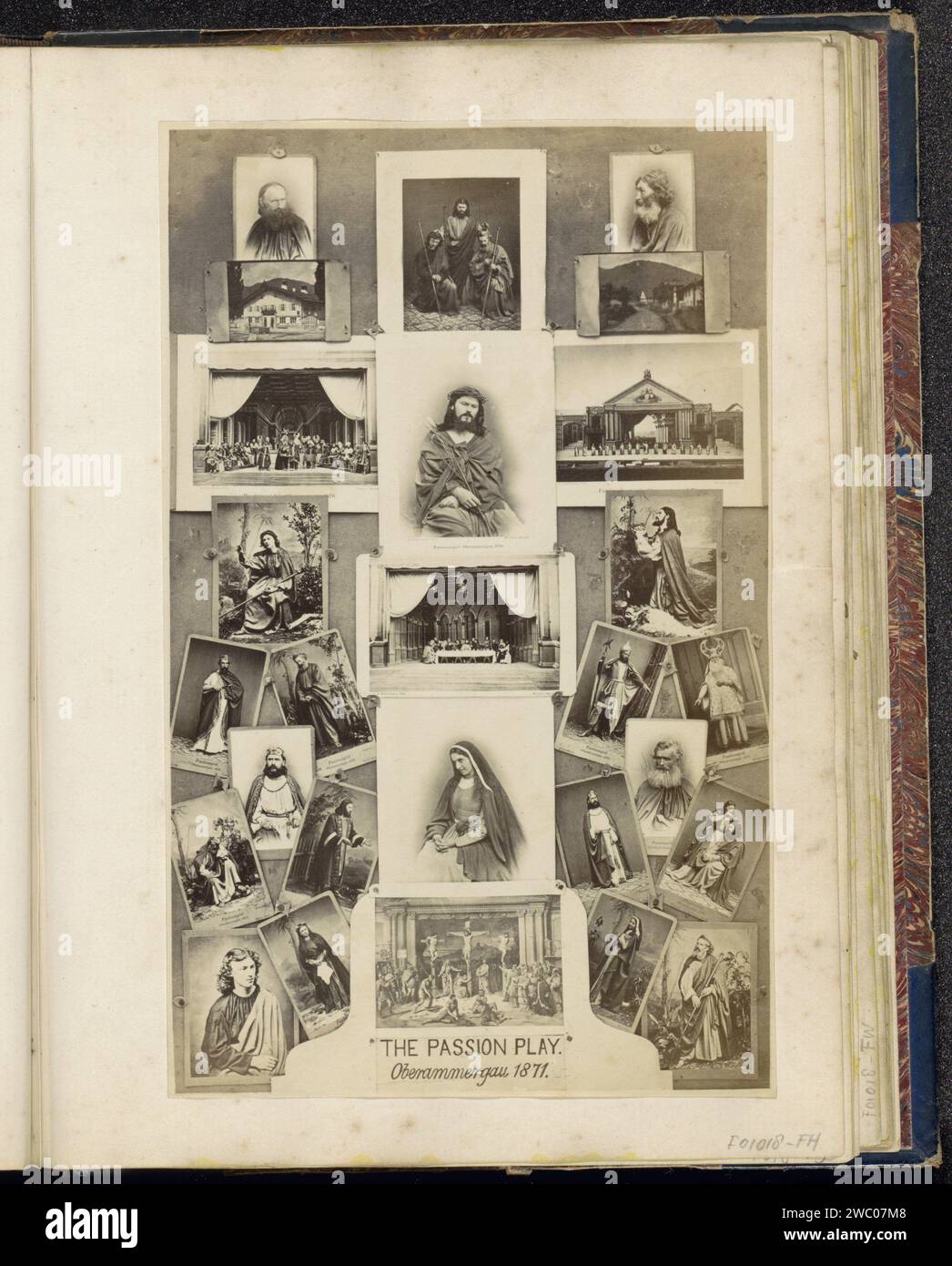 Produzione fotografica di un collage fotografico o di un poster dei giochi di passione a Oberammergau del 1871, Anonymous, in or After c. 1871 Fotografia parte dell'album di famiglia inglese con foto di persone, viaggi, cricket e opere d'arte. carta. supporto fotografico albumen stampa dramma religioso. poster Foto Stock