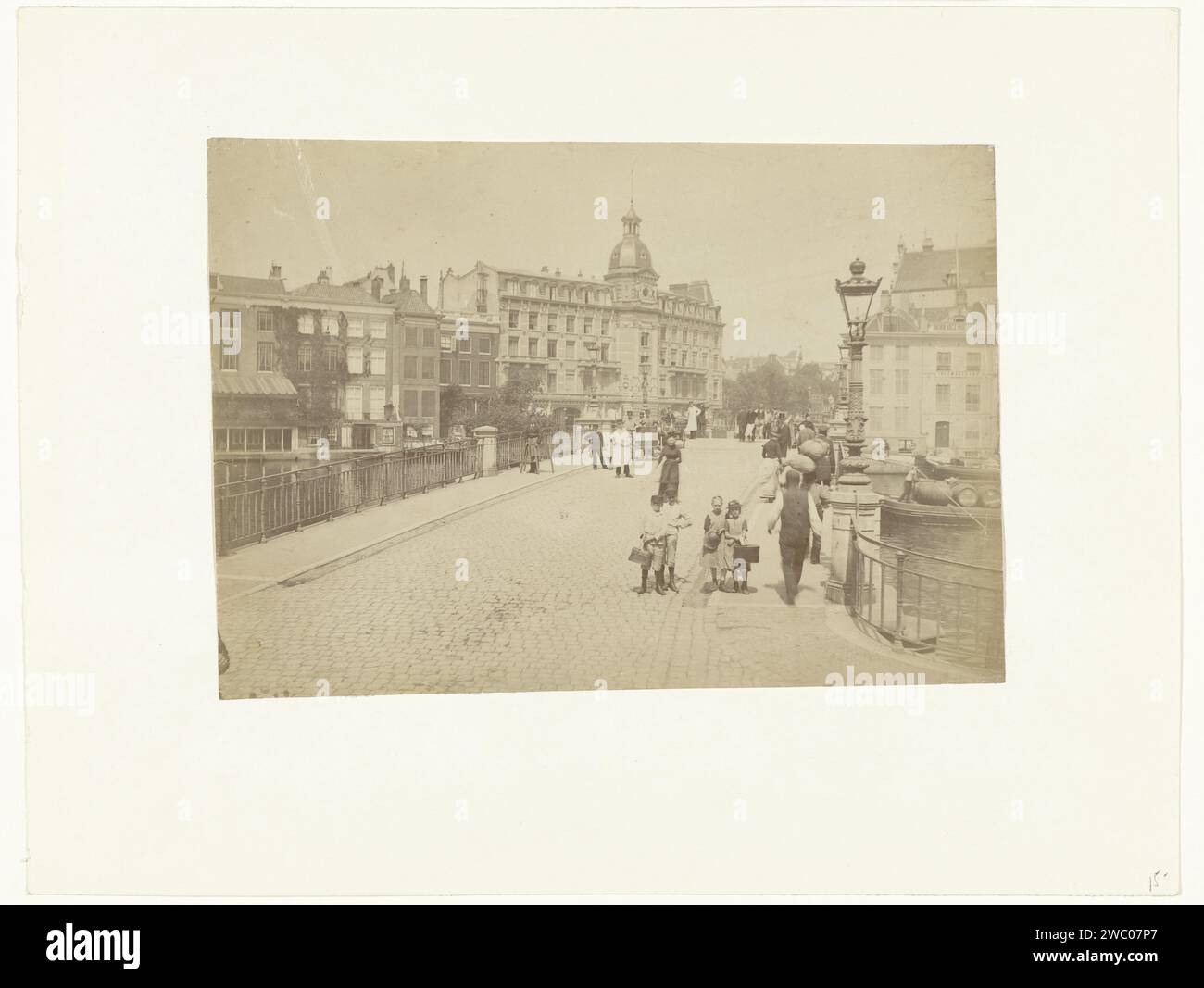 Halvemans Bridge over the Amstel, Anonimo, 1880 - 1920 Fotografia sul retro a sinistra dell'hotel NH Doelen e sui pedoni del ponte. Sulla destra, il ponte di stampa "S-Gravelandse Veer Amsterdam paper albumen print bridge in città attraverso il fiume, il canale, ecc.. (+ City(-scape) con figure, personale) Halvemans Bridge. Amstel (fiume). Gravelandseveer Foto Stock