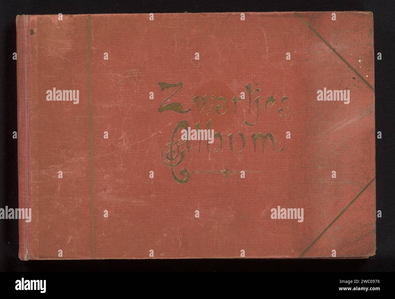 Colleziona album con ritratti per bambini, Anonymous, 1880 - 1910 album Zwartjes con un totale di 84 foto e 44 stampe fotografiche meccaniche. L'album contiene principalmente ritratti di bambini, a volte con animali. supporto fotografico. cartone. collotipo di lino (materiale)/stampa in argento gelatina (bambino tra i più piccoli e i giovani). ragazzo (bambino tra il bambino e la giovinezza). bambino (a casa). cane Foto Stock