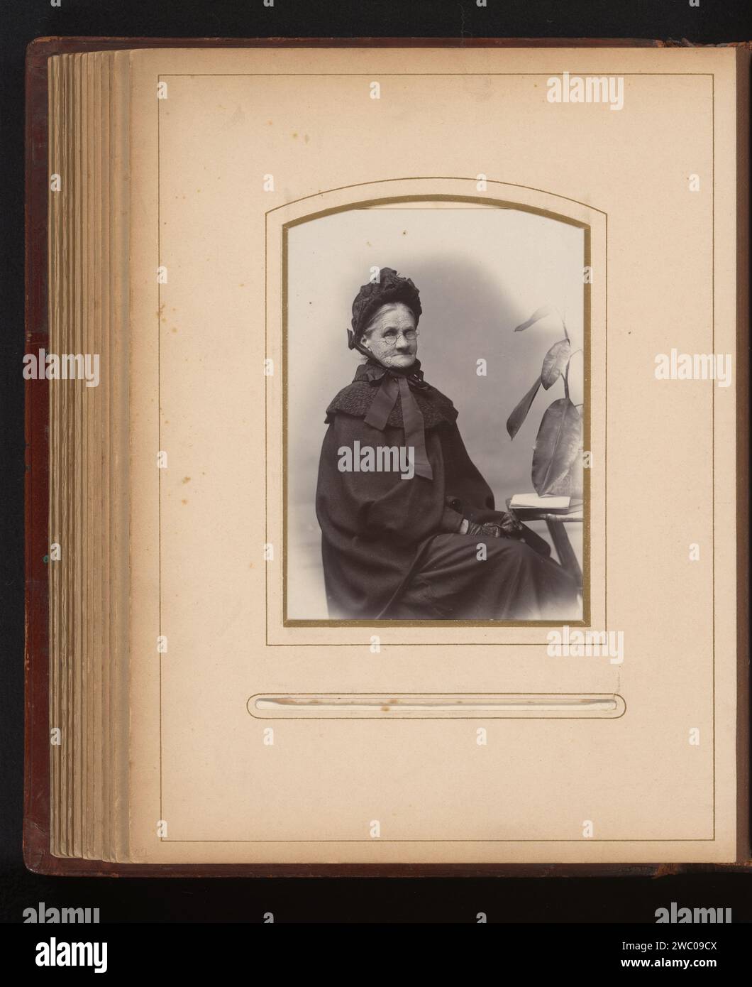 Ritratto di una donna anziana, The Parisian Art Phototgraphic Company, 1880 - 1920 Fotografia. Foto cabinet questa foto fa parte di un album. supporto fotografico. persone storiche in cartone. vecchia donna. occhiali da vista, occhiali Foto Stock