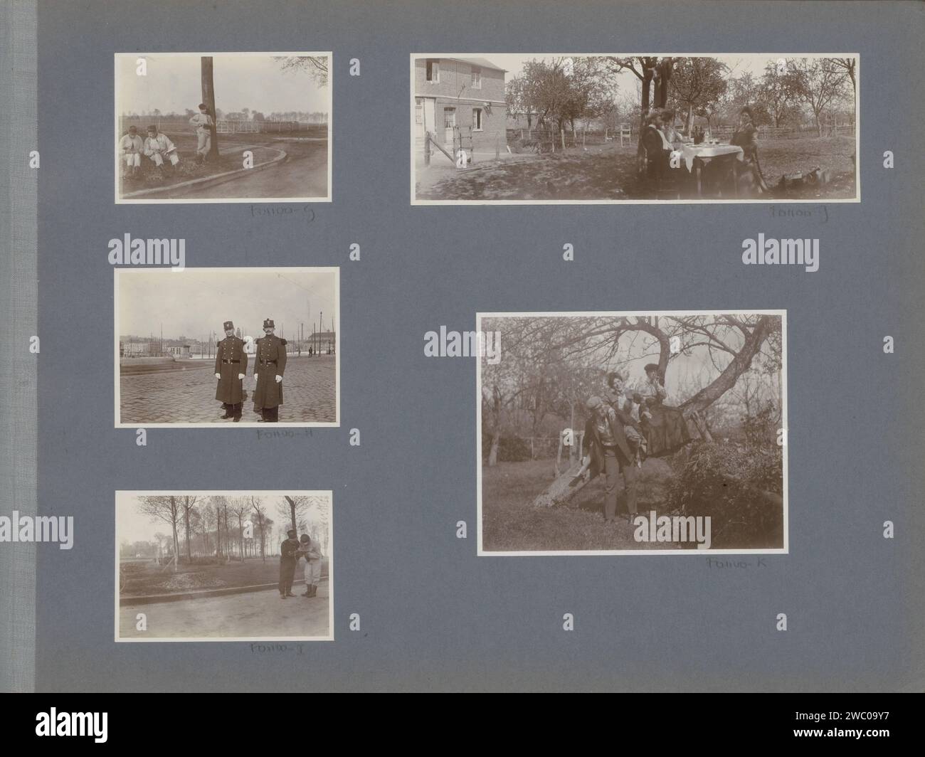 Picnic in un frutteto in Francia, Anonimo, 1902 Fotografia parte di un album fotografico di un'esercitazione militare nel sud-ovest della Francia nel 1902. Carta francese. supporto fotografico per mangiare e bere. orchard Francia Foto Stock