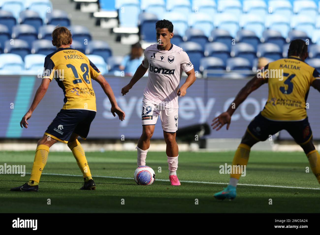 Sydney, Australia. 13 gennaio 2024. Daniel Arzani di Melbourne Victory attacca durante l'Australia A League match tra Central Coast Mariners e Melbourne Victory all'Allianz Stadium di Sydney, Australia, il 13 gennaio 2024. Foto di Peter Dovgan. Solo per uso editoriale, licenza necessaria per uso commerciale. Nessun utilizzo in scommesse, giochi o pubblicazioni di un singolo club/campionato/giocatore. Credito: UK Sports Pics Ltd/Alamy Live News Foto Stock