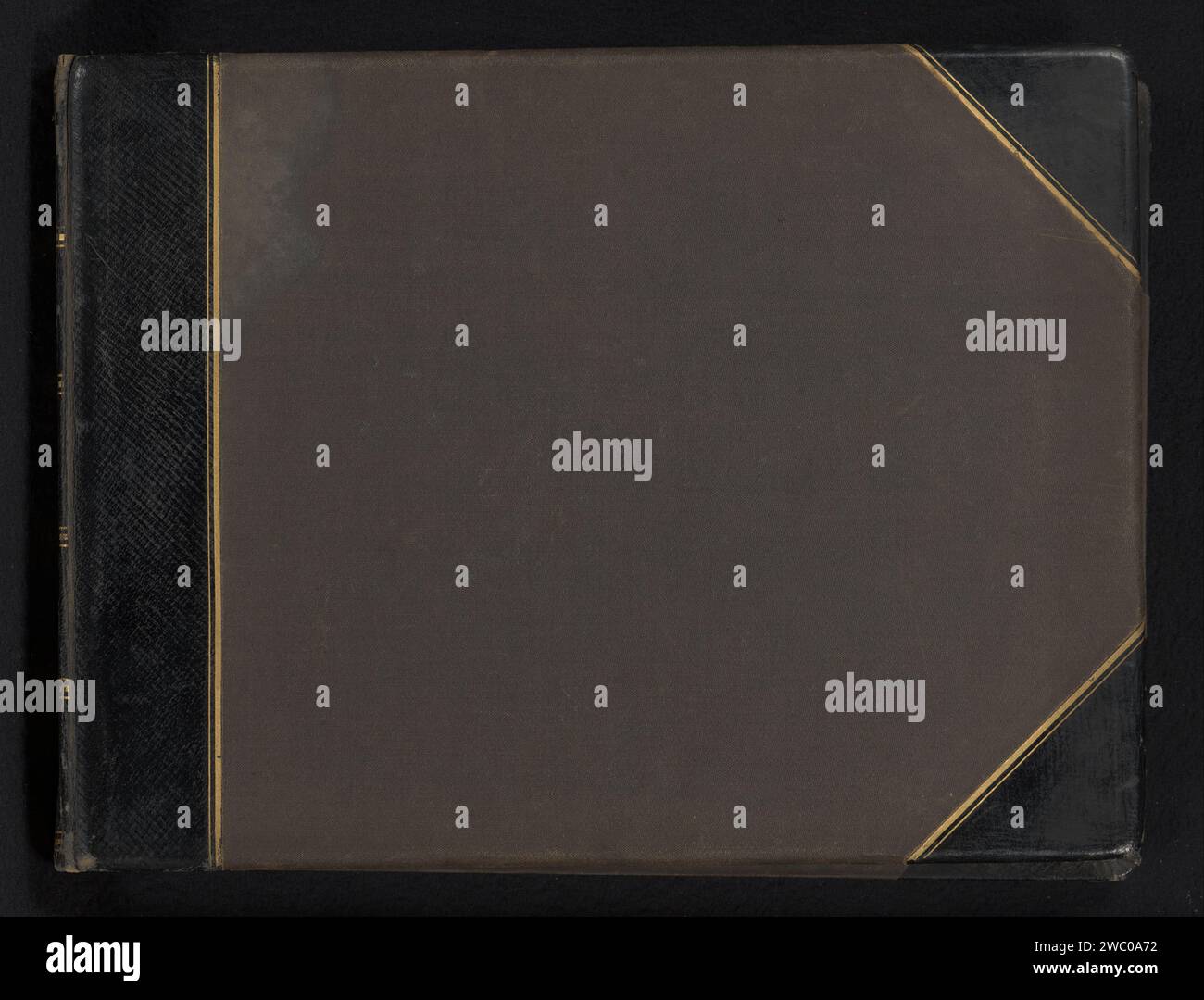Album di viaggio Francia e Spagna, Anonimo, Anonimo, 1880 - 1900 Stampa fotomeccanica. Album fotografico di album con 36 riviste e un totale di 78 foto, sette stampe fotografiche meccaniche e dodici stampe. La prima stampa fotomeccanica è bloccata sul bract. L'album contiene registrazioni di un viaggio attraverso la Francia e la Spagna. Contiene principalmente registrazioni di edifici e paesaggi a Parigi, Chartres, Tolosa, Perpignan, Biarritz, San Sebastian e Bordeaux. pelle. cartone. carta. supporto fotografico della chiesa con stampa di albumi (esterno). castle. chiostri  monastero. vista sulla città in generale; 'ved Foto Stock