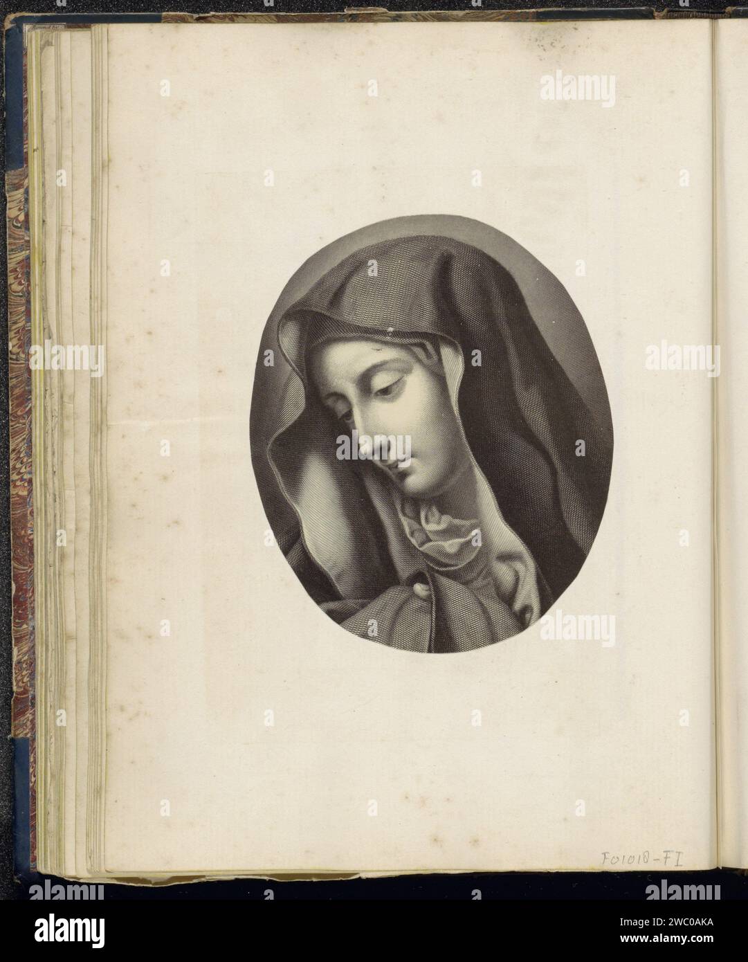 Produzione fotografica di una stampa rappresentante Maria Mother of Sorrows, Anonymous, c. 1860 - c. 1870 Fotografia parte dell'album di famiglia inglese con foto di persone, viaggi, cricket e opere d'arte. carta. Supporto fotografico per la stampa di albumi Mary Panging Foto Stock
