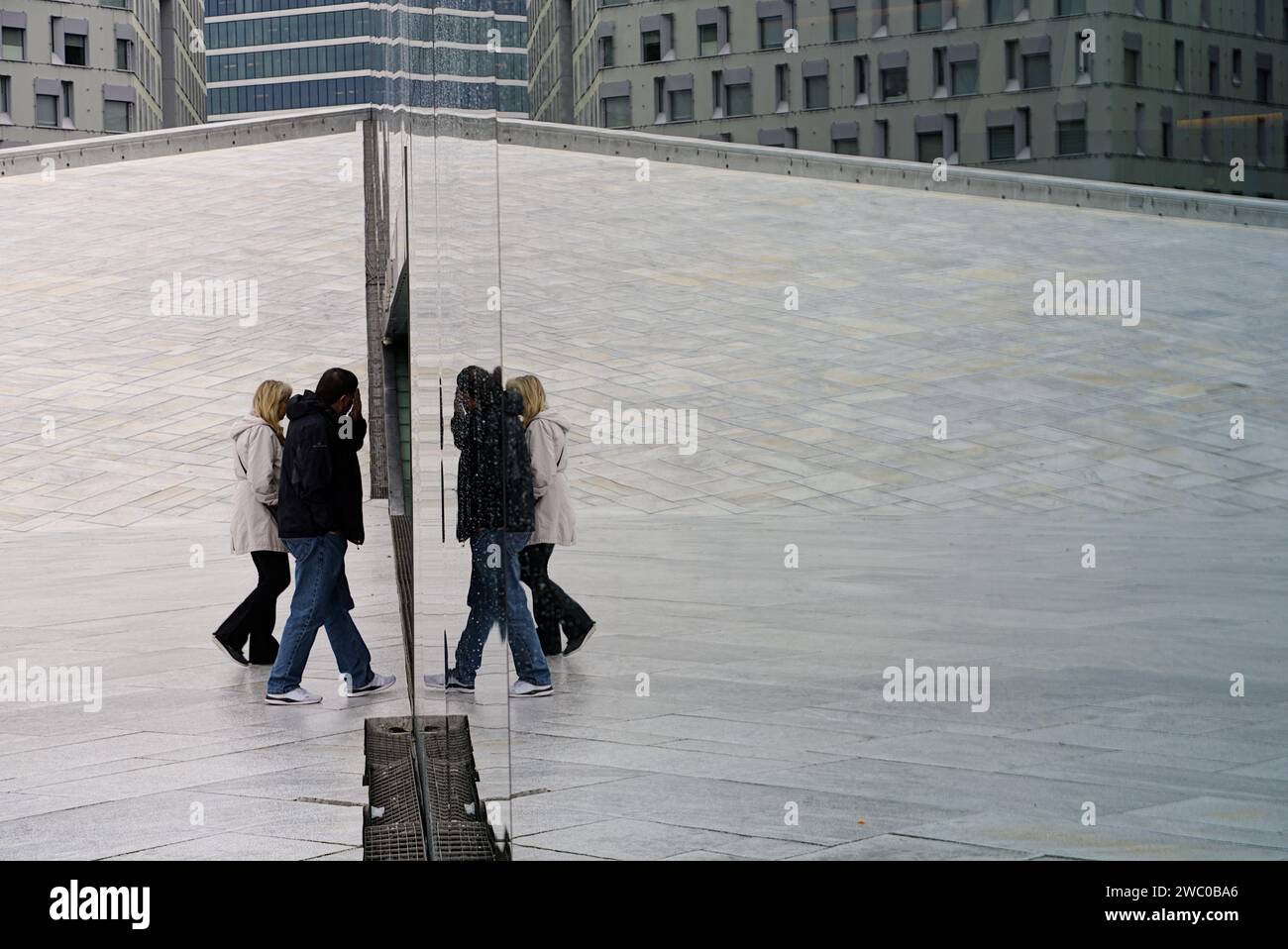 Riflessione sulla parete di vetro del Teatro dell'Opera Nazionale di Oslo, Norvegia. Foto Stock