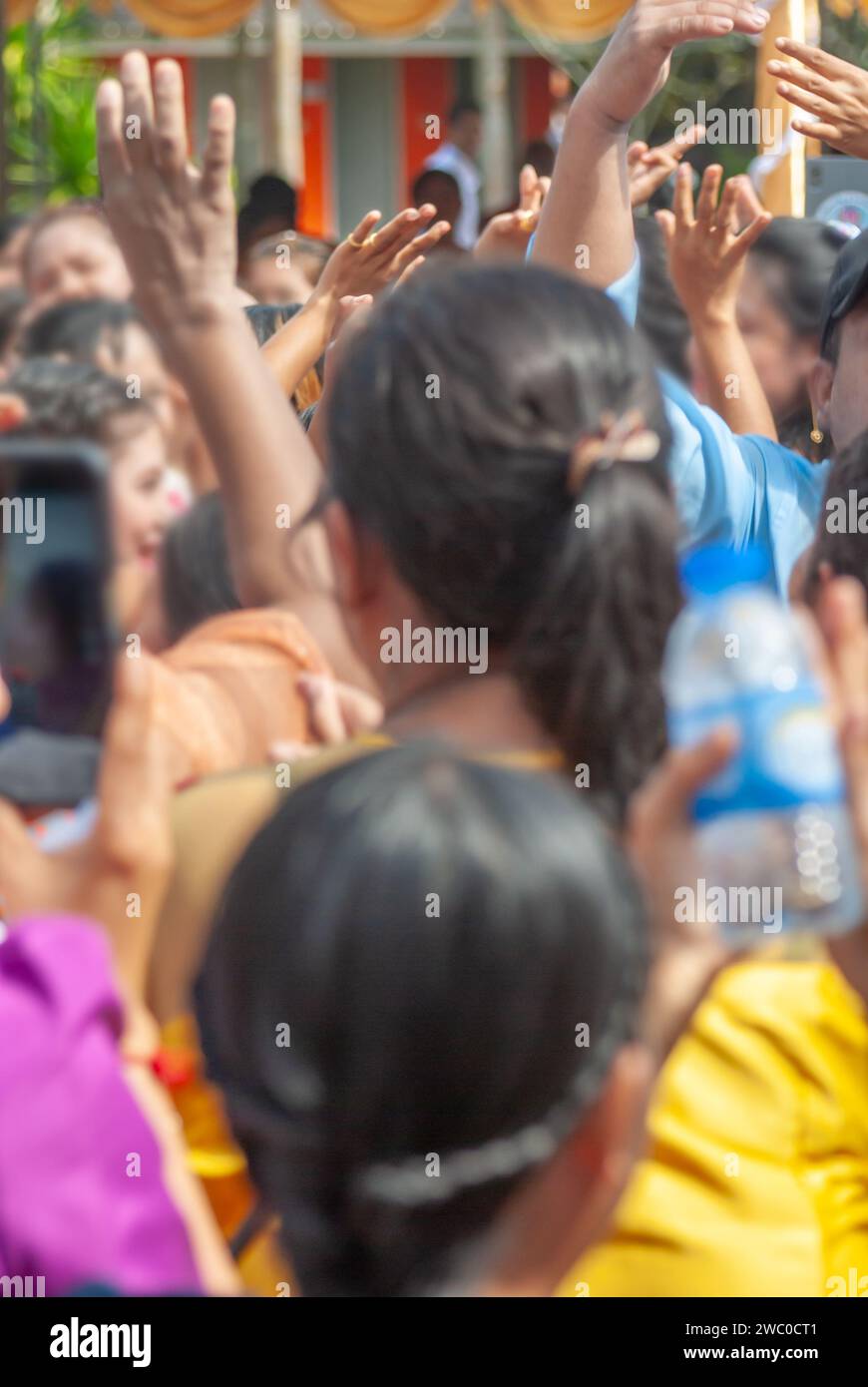 I birmani si vestono in costumi nazionali. Vieni a partecipare e a ballare al festival Kathin durante la fine della Quaresima buddista per la brodo birmano Foto Stock