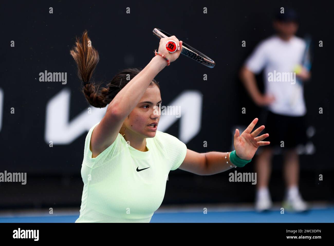 Melbourne, Victoria, Australia. 13 gennaio 2024. MELBOURNE, AUSTRALIA - 13 GENNAIO: Emma Raducanu del Regno Unito pratica con l'australiano Ajla Tomljanovic in vista dell'Australian Open 2024 al Melbourne Park il 13 gennaio 2024 a Melbourne, in Australia. (Immagine di credito: © Chris Putnam/ZUMA Press Wire) SOLO USO EDITORIALE! Non per USO commerciale! Foto Stock Melbourne, Victoria, Australia. 13 gennaio 2024. MELBOURNE, AUSTRALIA - 13 GENNAIO: Emma Raducanu del Regno Unito pratica con l'australiano Ajla Tomljanovic in vista dell'Australian Open 2024 al Melbourne Park il 13 gennaio 2024 a Melbourne, in Australia. (Immagine di credito: © Chris Putnam/ZUMA Press Wire) SOLO USO EDITORIALE! Non per USO commerciale! Foto Stock