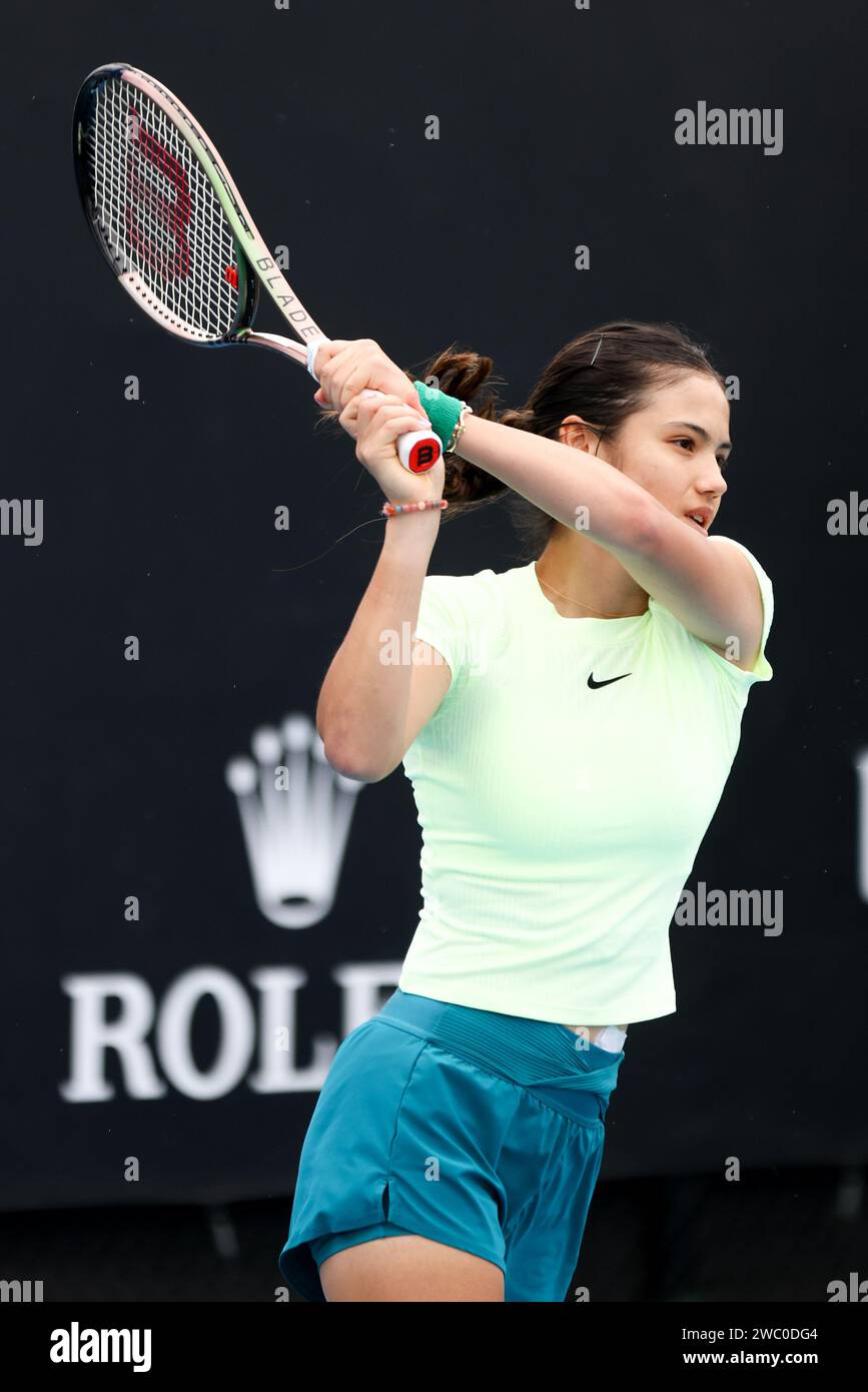 Melbourne, Victoria, Australia. 13 gennaio 2024. MELBOURNE, AUSTRALIA - 13 GENNAIO: Emma Raducanu del Regno Unito pratica con l'australiano Ajla Tomljanovic in vista dell'Australian Open 2024 al Melbourne Park il 13 gennaio 2024 a Melbourne, in Australia. (Immagine di credito: © Chris Putnam/ZUMA Press Wire) SOLO USO EDITORIALE! Non per USO commerciale! Foto Stock Melbourne, Victoria, Australia. 13 gennaio 2024. MELBOURNE, AUSTRALIA - 13 GENNAIO: Emma Raducanu del Regno Unito pratica con l'australiano Ajla Tomljanovic in vista dell'Australian Open 2024 al Melbourne Park il 13 gennaio 2024 a Melbourne, in Australia. (Immagine di credito: © Chris Putnam/ZUMA Press Wire) SOLO USO EDITORIALE! Non per USO commerciale! Foto Stock