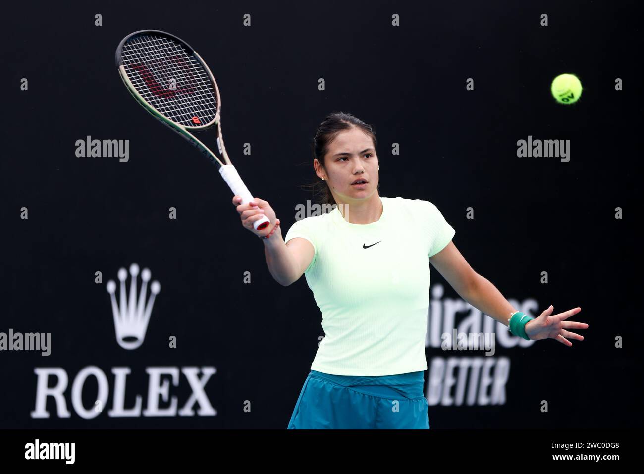 Melbourne, Victoria, Australia. 13 gennaio 2024. MELBOURNE, AUSTRALIA - 13 GENNAIO: Emma Raducanu del Regno Unito pratica con l'australiano Ajla Tomljanovic in vista dell'Australian Open 2024 al Melbourne Park il 13 gennaio 2024 a Melbourne, in Australia. (Immagine di credito: © Chris Putnam/ZUMA Press Wire) SOLO USO EDITORIALE! Non per USO commerciale! Foto Stock Melbourne, Victoria, Australia. 13 gennaio 2024. MELBOURNE, AUSTRALIA - 13 GENNAIO: Emma Raducanu del Regno Unito pratica con l'australiano Ajla Tomljanovic in vista dell'Australian Open 2024 al Melbourne Park il 13 gennaio 2024 a Melbourne, in Australia. (Immagine di credito: © Chris Putnam/ZUMA Press Wire) SOLO USO EDITORIALE! Non per USO commerciale! Foto Stock