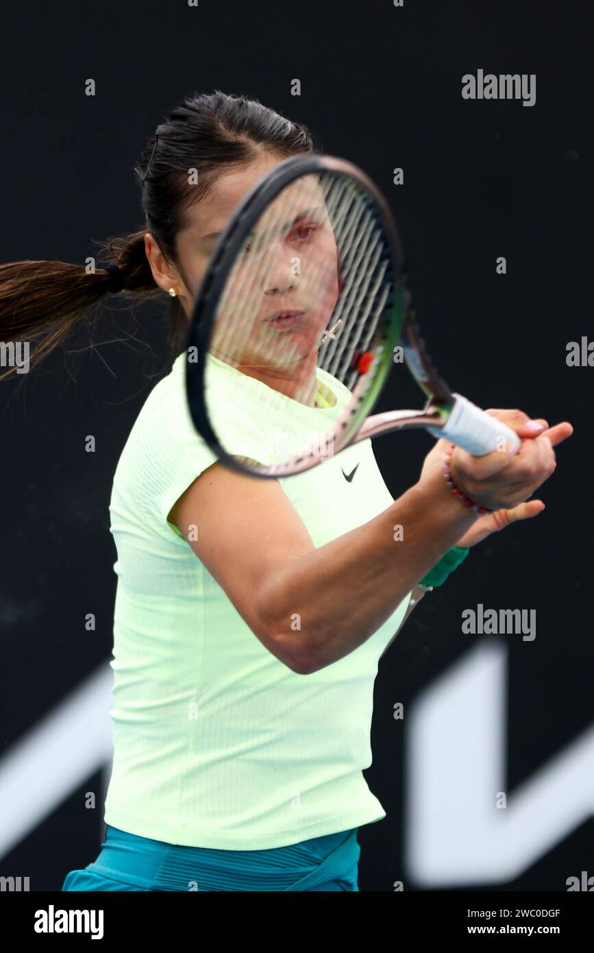 Melbourne, Victoria, Australia. 13 gennaio 2024. MELBOURNE, AUSTRALIA - 13 GENNAIO: Emma Raducanu del Regno Unito pratica con l'australiano Ajla Tomljanovic in vista dell'Australian Open 2024 al Melbourne Park il 13 gennaio 2024 a Melbourne, in Australia. (Immagine di credito: © Chris Putnam/ZUMA Press Wire) SOLO USO EDITORIALE! Non per USO commerciale! Foto Stock Melbourne, Victoria, Australia. 13 gennaio 2024. MELBOURNE, AUSTRALIA - 13 GENNAIO: Emma Raducanu del Regno Unito pratica con l'australiano Ajla Tomljanovic in vista dell'Australian Open 2024 al Melbourne Park il 13 gennaio 2024 a Melbourne, in Australia. (Immagine di credito: © Chris Putnam/ZUMA Press Wire) SOLO USO EDITORIALE! Non per USO commerciale! Foto Stock