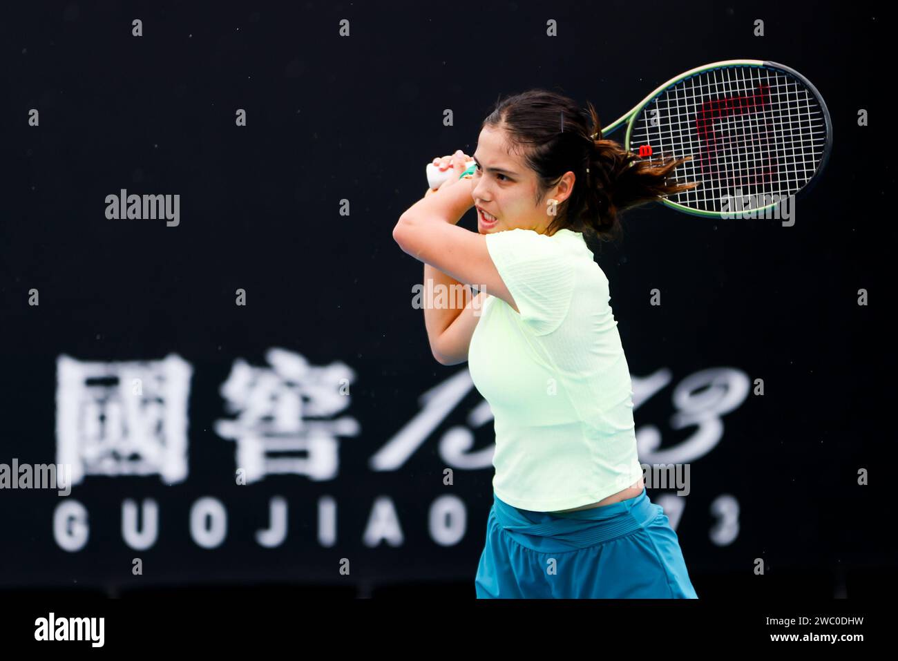 Melbourne, Victoria, Australia. 13 gennaio 2024. MELBOURNE, AUSTRALIA - 13 GENNAIO: Emma Raducanu del Regno Unito pratica con l'australiano Ajla Tomljanovic in vista dell'Australian Open 2024 al Melbourne Park il 13 gennaio 2024 a Melbourne, in Australia. (Immagine di credito: © Chris Putnam/ZUMA Press Wire) SOLO USO EDITORIALE! Non per USO commerciale! Foto Stock Melbourne, Victoria, Australia. 13 gennaio 2024. MELBOURNE, AUSTRALIA - 13 GENNAIO: Emma Raducanu del Regno Unito pratica con l'australiano Ajla Tomljanovic in vista dell'Australian Open 2024 al Melbourne Park il 13 gennaio 2024 a Melbourne, in Australia. (Immagine di credito: © Chris Putnam/ZUMA Press Wire) SOLO USO EDITORIALE! Non per USO commerciale! Foto Stock