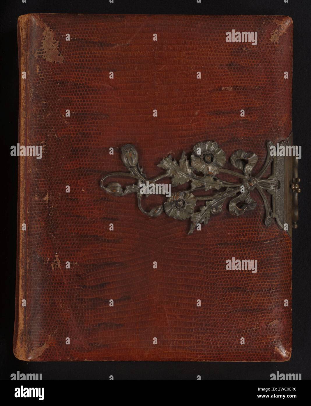 Album fotografico con 26 foto di personaggi famosi e 2 produzioni fotografiche di dipinti, Anonymous, 1860 - 1920 album fotografico con ritratti di personaggi famosi. L'album contiene 15 fogli con oro su un taglio e inserire passe-partouts con schede cabinet. Ogni pagina contiene 1 ritratto ad eccezione di 2 riproduzioni di dipinti. In totale, l'album contiene 26 ritratti di persone famose, tra cui membri della famiglia reale come: Alessandro III di Russia, Elisabetta in Baviera, Frans Giuseppe i d'Austria e re Rama V della Thailandia. Inoltre, alcuni capi di stato e generali come: Pres Foto Stock