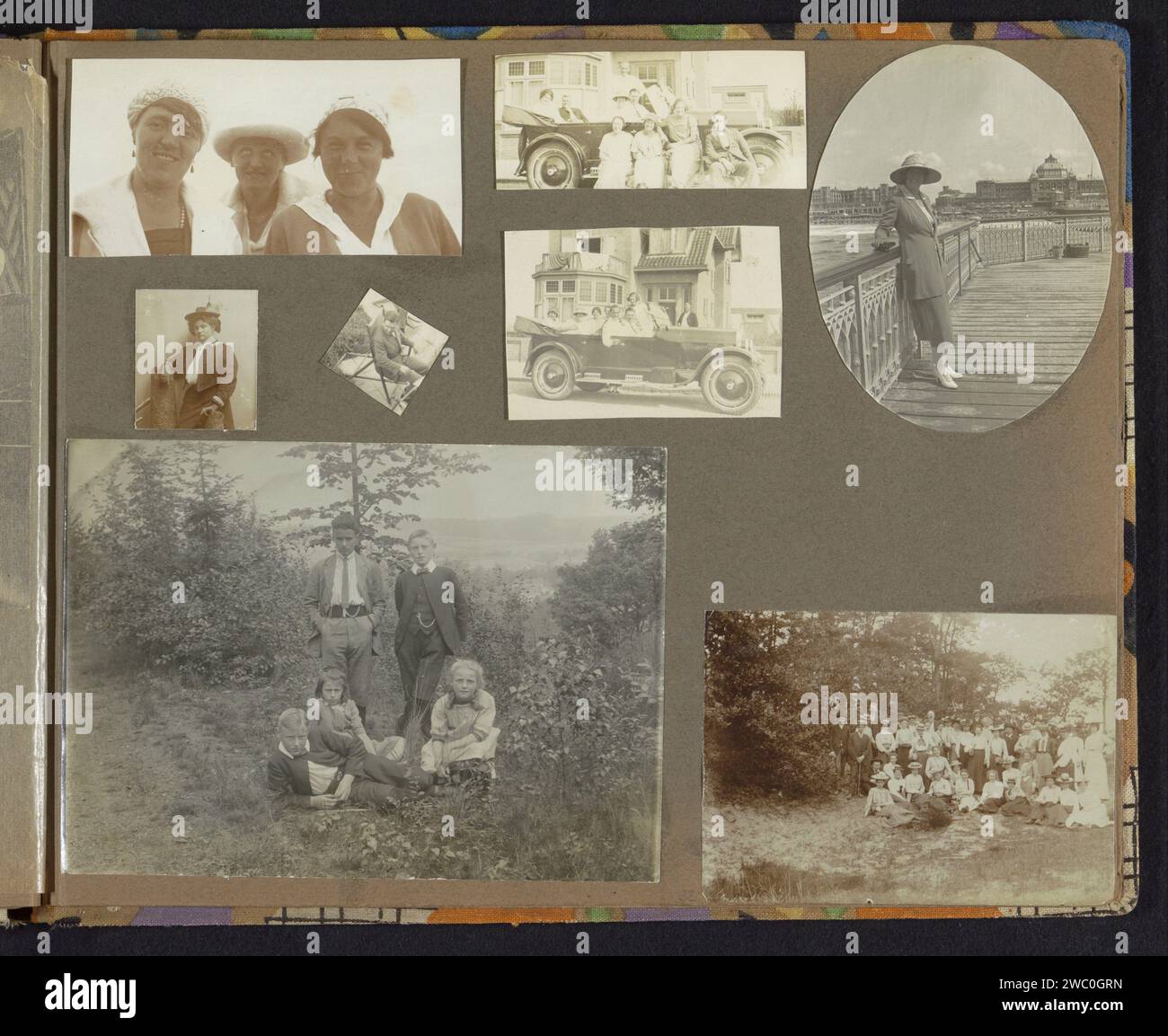 Aziende e ritratti, anonimi, c. 1900 - c. 1925 Fotografia album rivista con foto di un'azienda in un'auto di fronte a una casa di campagna e in una foresta. Foto anche di una donna sul Pier van Scheveningen e di cinque bambini in un paesaggio. Parte dell'album fotografico di una famiglia olandese sconosciuta con legami in Suriname e nelle Indie orientali olandesi (1). Cartone Paesi Bassi. supporto fotografico stampa in argento gelatina uomo adulto. donna adulta. automobile. bambino. innaffiatoio, spa. molo, banchina, molo Scheveningen. Kurhaus (Scheveningen) Foto Stock