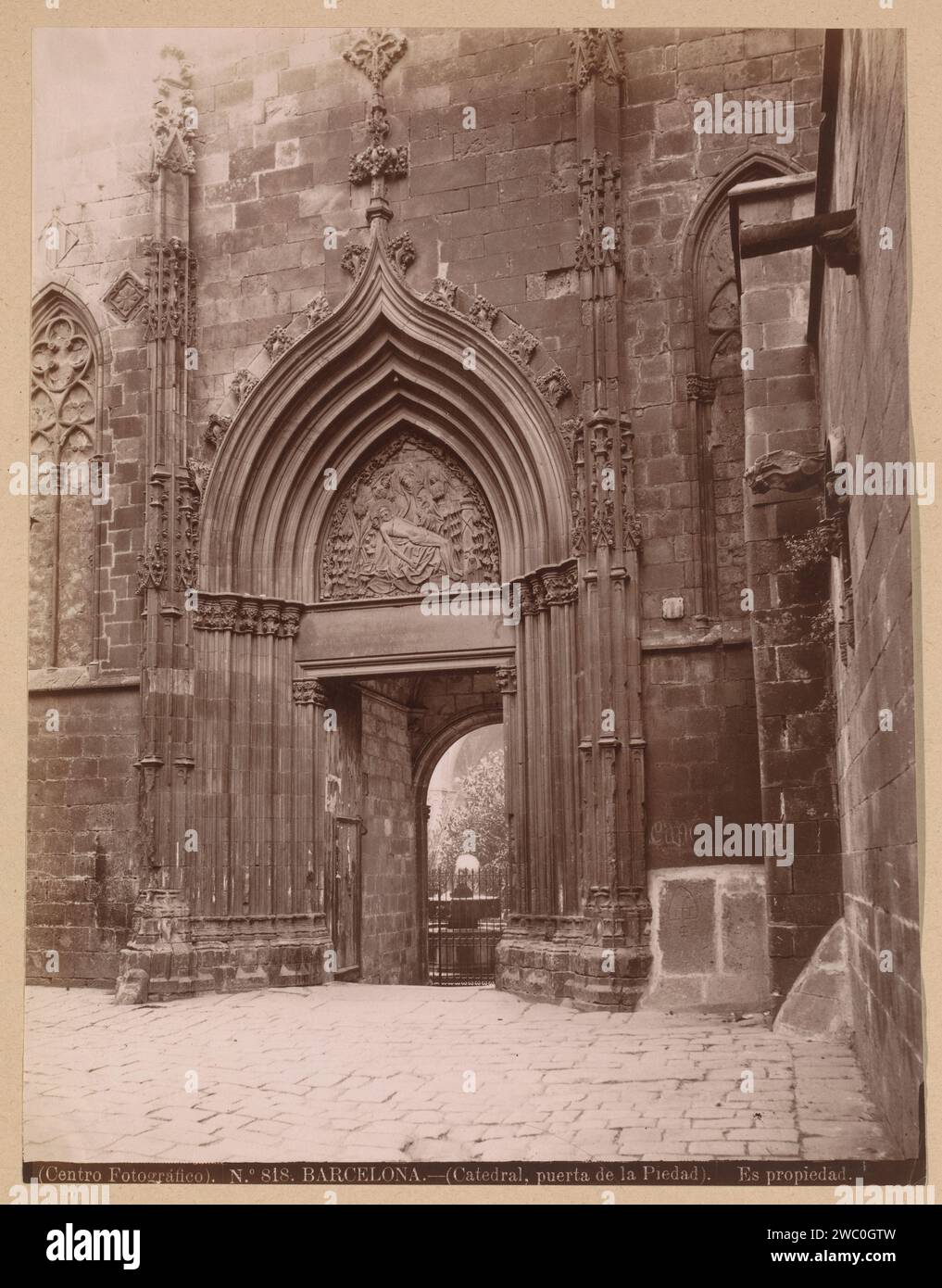 Veduta della Puerta de la Piedad nella cattedrale di Santa Croce e Sint Eulalia a Barcellona, Centro Fotográfico, 1851 - c. 1890 Fotografia questa foto fa parte di un album. Stampa in albume di carta di Barcellona all'interno della chiesa Cattedrale di Santa Croce e Sint Eulalia Foto Stock