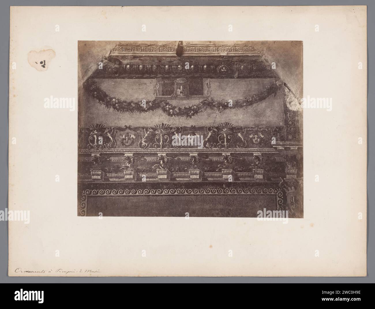 Produzione fotografica di un affresco a Pompei, Italia, Anonimo, 1851 - 1900 Fotografia Pompei cartoncino. carta albume stampa rivestimento parietale. Foto, dipinto Pompei Foto Stock