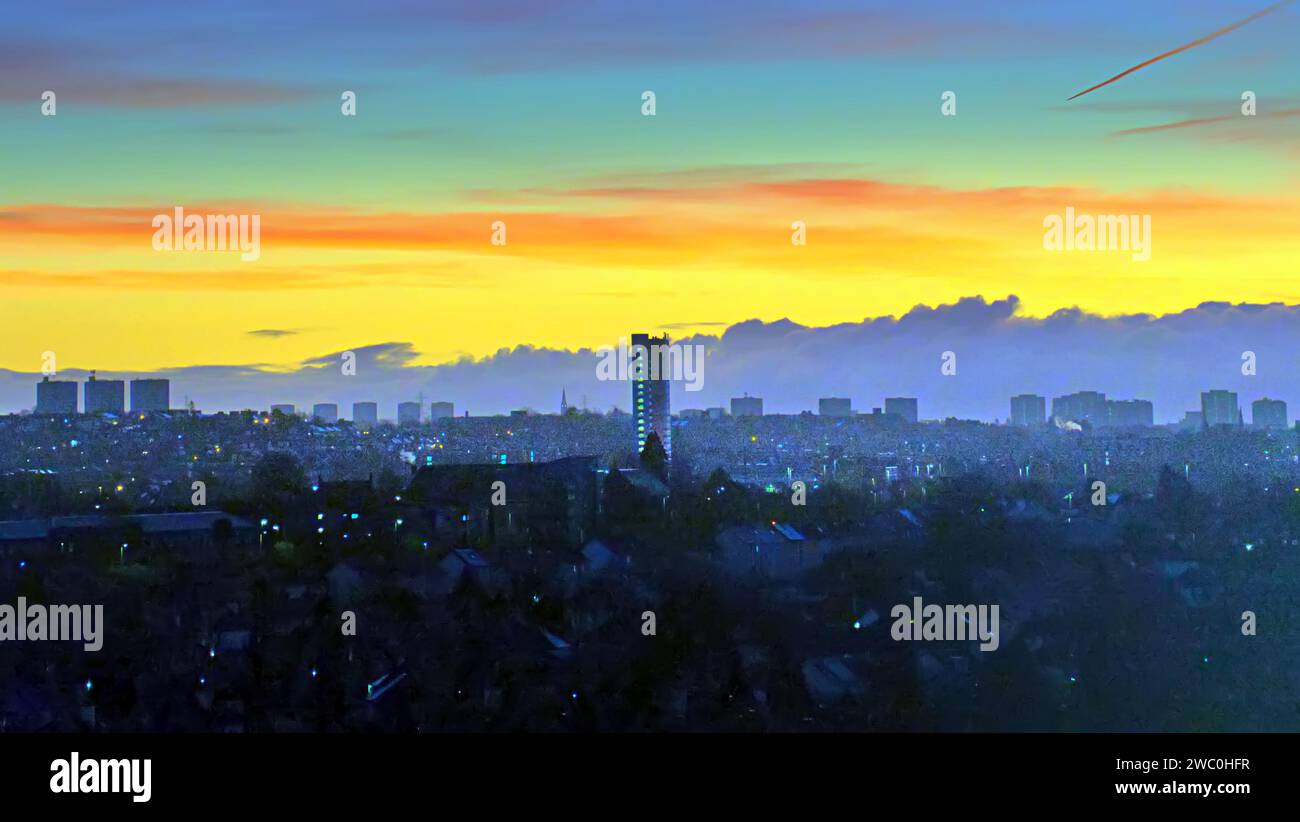 Glasgow, Scozia, Regno Unito. 13 gennaio 2024. Tempo nel Regno Unito: Una notte gelida con cielo limpido ha visto un'alba sulla città utilizzata nei film di batman come rappresentante di Gotham, lo skyline visto dall'estremità occidentale della città. Credit Gerard Ferry/Alamy Live News Foto Stock