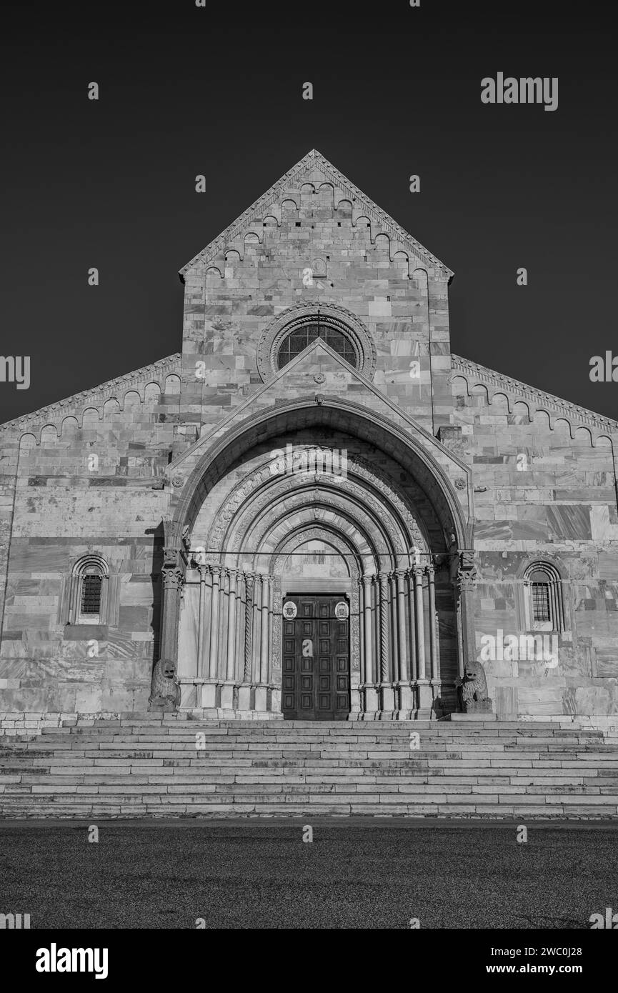 La cattedrale di Ancona è dedicata a San Ciriaco. Si tratta di una chiesa medievale in cui lo stile romanico si fonde con quello bizantino, evidente in t Foto Stock