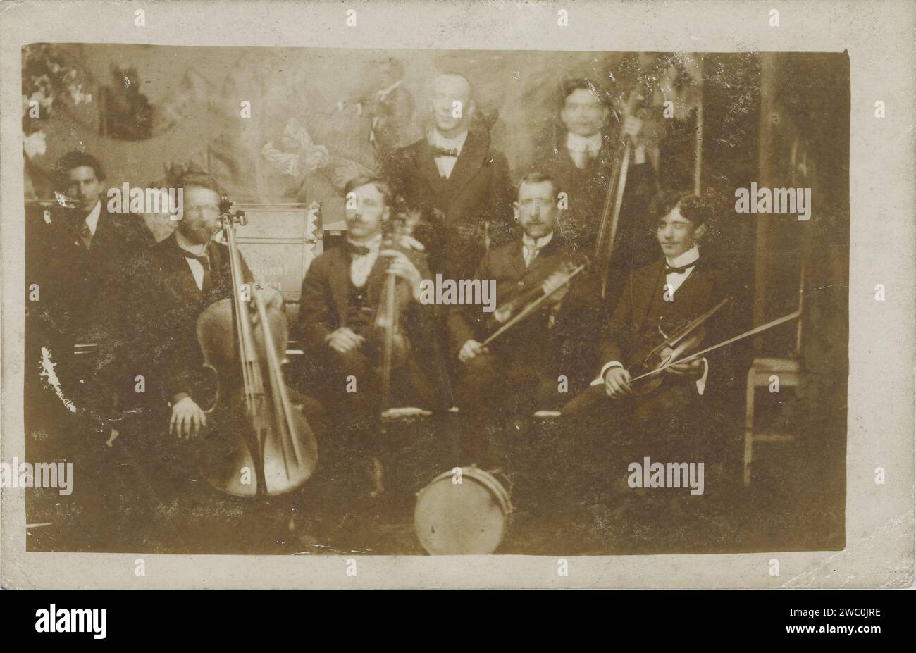 Ritratto di gruppo di membri sconosciuti di un'orchestra da camera, Anonymous, c. 1905 - c. 1910 carta fotografica. gli albumen di cartone stampano piccoli gruppi di musicisti, orchestra da camera, band jazz. persone storiche anonime ritratte in un gruppo, in un ritratto di gruppo Foto Stock